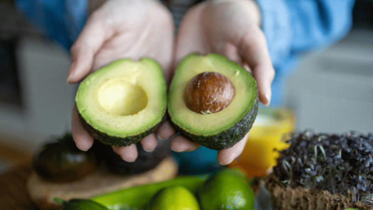 അവോക്കാഡോ, നട്സ് അല്ലെങ്കിൽ വിത്തുകൾ പോലുള്ള ആരോഗ്യകരമായ കൊഴുപ്പുകൾ പ്രഭാതഭക്ഷണത്തിൽ ചേർക്കുന്നത് നല്ലതാണ്. രക്തത്തിലെ പഞ്ചസാരയുടെ അളവ് സ്ഥിരപ്പെടുത്തുകയും ശരീരഭാരം നിയന്ത്രിക്കാൻ സഹായിക്കുകയും ചെയ്യും. (Image Credit: Getty Images)