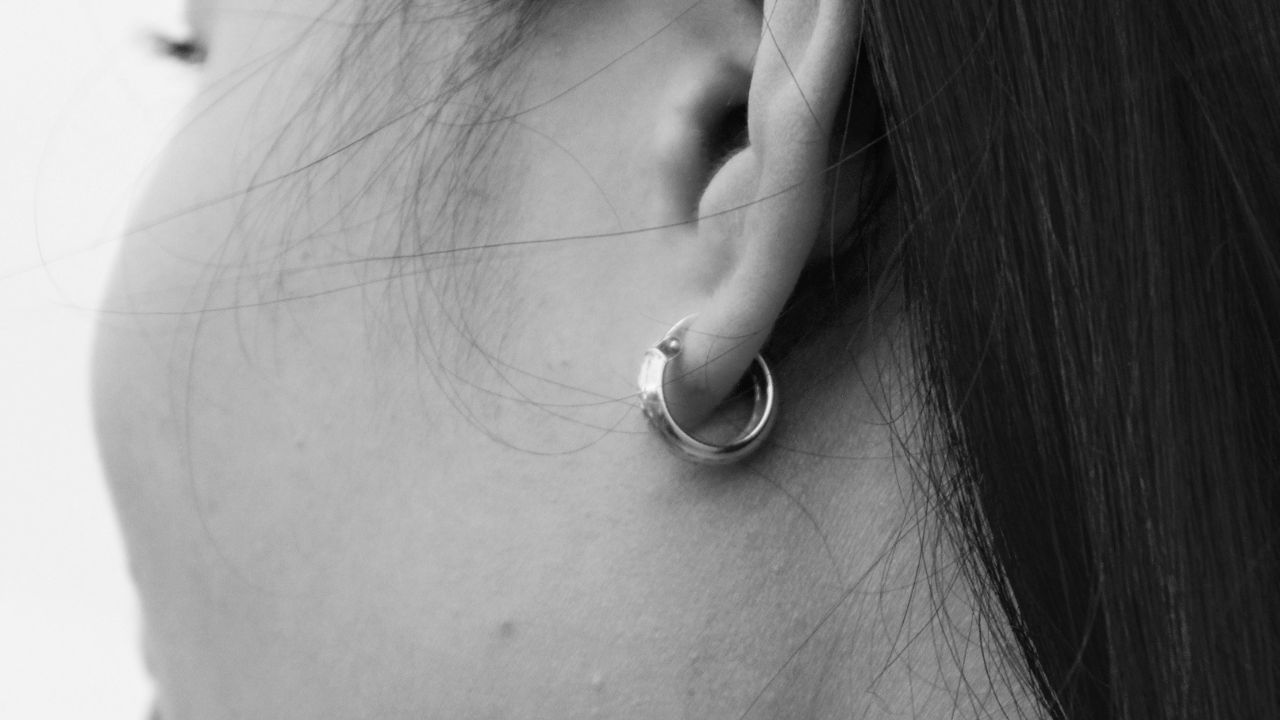 മണിക്കൂറുകളോളം ഇയർബഡുകൾ ഉപയോഗിക്കുന്നത് കേൾവിയെ മാത്രമല്ല, ചർമ്മത്തെയും ബാധിക്കാനുള്ള സാധ്യതയുണ്ടെന്ന് ആരോഗ്യ വിദഗ്ധർ പറയുന്നു. ദീർഘനേരം ഇയർബഡ് ധരിക്കുന്നത് ചെവിക്ക് ചുറ്റുമുള്ള ചർമ്മത്തിൽ ചൂട്, വിയർപ്പ്, സമ്മർദ്ദം എന്നിവ സൃഷ്ടിക്കുകയും സുഷിരങ്ങൾ അടഞ്ഞുപോകാനും വീക്കമുണ്ടാകാനും കാരണമാകുകയും ചെയ്യും. ഇത് 'ആക്നെ മെക്കാനിക്ക' എന്ന അവസ്ഥയിലേക്ക് നയിക്കാം.