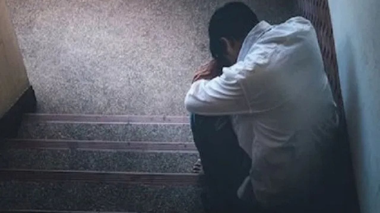 ലോകമെമ്പാടും വലിയ ആരോഗ്യപ്രശ്നമുണ്ടാക്കുന്ന മാനസികരോഗമാണ് വിഷാദം. ആത്മഹത്യ ഉൾപ്പെടെയുള്ള ജീവഹാനിവരെ വരുത്താൻ സാധ്യതയുള്ള ഈ അവസ്ഥയ്ക്ക് വിവാഹബന്ധവുമായി ബന്ധമുണ്ടെന്ന് 'നേച്ചർ ഹ്യൂമൻ ബിഹേവിയർ' എന്ന ജേണലിൽ പ്രസിദ്ധീകരിച്ച പഠനം ചൂണ്ടിക്കാട്ടുന്നു. വിവാഹിതരെ അപേക്ഷിച്ച്, അവിവാഹിതർക്ക് വിഷാദരോഗ ലക്ഷണങ്ങൾ ഉണ്ടാകാൻ സാധ്യത കൂടുതലാണ്. അമേരിക്ക, യുകെ, ചൈന, കൊറിയ, മെക്സിക്കോ തുടങ്ങി നിരവധി രാജ്യങ്ങളിലെ ഡാറ്റകൾ വിശകലനം ചെയ്താണ് ഗവേഷകർ ഈ കണ്ടെത്തലിൽ എത്തിയത്.