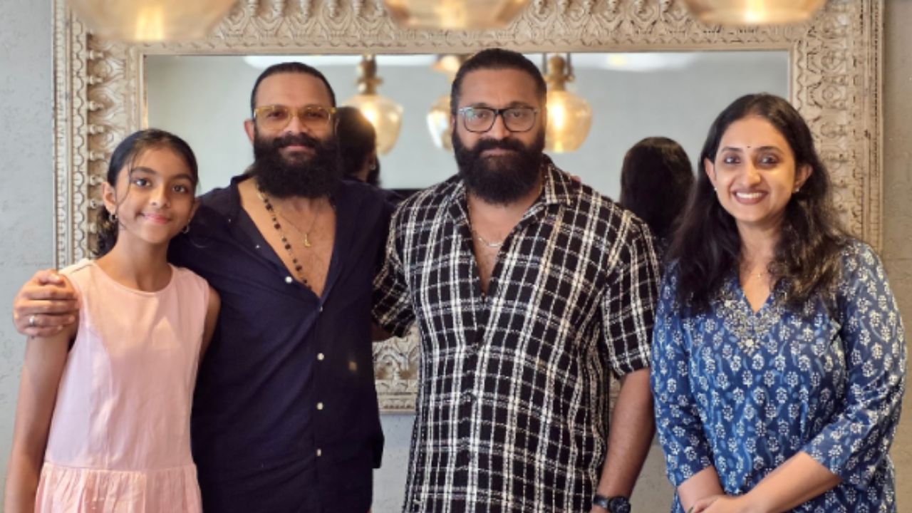 കന്നഡ സിനിമയുടെ അഭിമാനമായി മാറിയ 'കാന്താര ചാപ്റ്റർ 1' എന്ന സൂപ്പർഹിറ്റ് ചിത്രത്തിൻ്റെ വിജയത്തിളക്കം നടനും സംവിധായകനുമായ ഋഷഭ് ഷെട്ടി ആഘോഷിച്ചത് മലയാളത്തിൻ്റെ പ്രിയതാരം ജയസൂര്യയോടൊപ്പം. ഒരു ആവശ്യത്തിനായി കൊച്ചിയിലെത്തിയ ഋഷഭ് ഷെട്ടി നേരെ പോയത് തൻ്റെ അടുത്ത സുഹൃത്തായ ജയസൂര്യയുടെ വീട്ടിലേക്കായിരുന്നു.