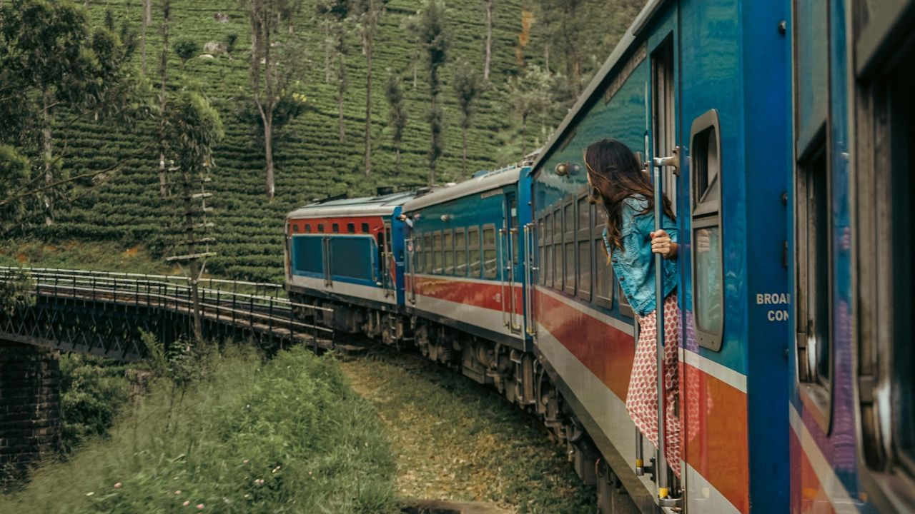 ഡാർജിലിംഗ് ഹിമാലയൻ റെയിൽവേ (ടോയ് ട്രെയിൻ): ആവി പറക്കുന്ന ചായ, മഞ്ഞുമൂടിയ പ്രഭാതങ്ങൾ, കാഞ്ചൻജംഗയുടെ മനോഹര ദൃശ്യം. ന്യൂ ജൽപായ്ഗുരിയിൽ നിന്ന് ഡാർജിലിംഗിലേക്കുള്ള ഈ യാത്ര പ്രകൃതി സ്നേഹികളുടെ സ്വപ്നമാണ്. ബറ്റാസിയ ലൂപ്പിലെ ഹിമാലയൻ കാഴ്ചകൾ യാത്രയിലെ പ്രധാന ആകർഷണമാണ്.
