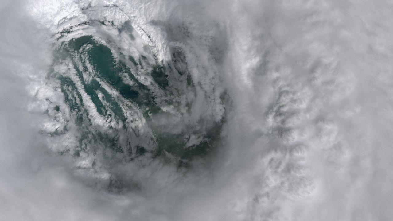 കൊടുങ്കാറ്റ് രൂപപ്പെടുന്ന സമുദ്രമേഖലയെ ആശ്രയിച്ചാണ് ഇവയെ വേർതിരിക്കുന്നത്. വടക്കൻ അറ്റ്‌ലാന്റിക് സമുദ്രം, വടക്കുകിഴക്കൻ പസഫിക് സമുദ്രം എന്നിവിടങ്ങളിൽ രൂപപ്പെടുന്നവയാണ് ഹരിക്കേൻ. ഇന്ത്യൻ മഹാസമുദ്രം (അറബിക്കടൽ, ബംഗാൾ ഉൾക്കടൽ) ഉൾപ്പെടുന്ന മേഖലയിൽ രൂപപ്പെടുന്നവയാണ് സൈക്ലോൺ.