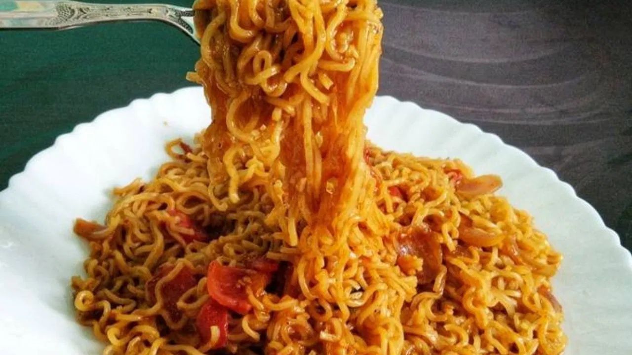 വിശപ്പടക്കാൻ നൂഡിൽസിനായി നീണ്ട വരികളിൽ കാത്തുനിൽക്കുന്ന ആളുകളെ കണ്ട തായ്വാൻ കുടിയേറ്റക്കാരനായ മൊമോഫുകു ആൻ്റോയാണ് നൂഡിൽസിന്റെ ചരിത്രം മാറ്റിയെഴുതിയത്.