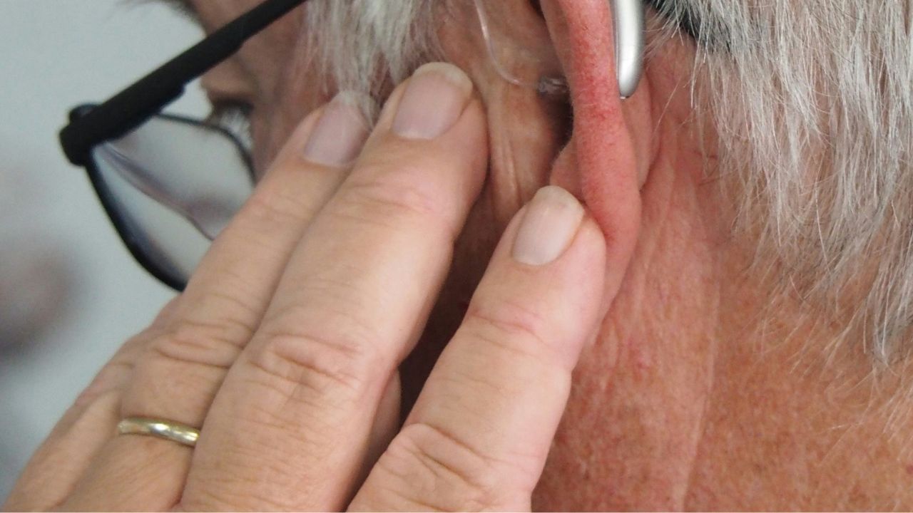 ഇയർബഡ് ഉണ്ടാക്കാൻ ഉപയോഗിക്കുന്ന സിലിക്കൺ പോലുള്ള വസ്തുക്കൾ ഉണ്ടാക്കുന്ന അസ്വസ്ഥതകളോ, ഇയർബഡിലൂടെ പകരുന്ന ബാക്ടീരിയകളോ മറ്റ് അണുബാധകളോ ആകാം കുരുക്കൾ വരാനുള്ള കാരണം. ചിലരിൽ ചുവപ്പ്, ചൊറിച്ചിൽ പോലുള്ള അലർജികളായും ഇത് കണ്ടുവരാറുണ്ട്.