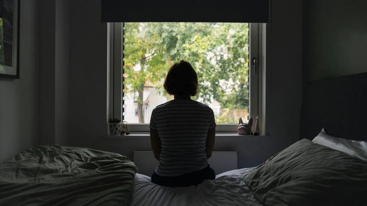 വിവാഹബന്ധം വിഷാദരോഗ സാധ്യത കുറയ്ക്കുന്നതിൻ്റെ പ്രധാന കാരണങ്ങൾ പലതുണ്ട്. അതിൽ വിവാഹം പങ്കാളിയിലൂടെ വൈകാരികവും സാമൂഹികവുമായ പിന്തുണയാണ് പ്രധാനം. ജീവിതത്തിലെ വെല്ലുവിളികളെയും സമ്മർദ്ദങ്ങളെയും ഒറ്റയ്ക്ക് നേരിടേണ്ടി വരുമ്പോൾ, പിന്തുണയുടെ അഭാവം വിഷാദരോഗം വഷളാക്കുന്നു. വിവാഹബന്ധം ഈ പിന്തുണ നൽകി അമിതമായ മാനസിക സമ്മർദ്ദം കുറയ്ക്കാൻ സഹായിക്കുന്നു.