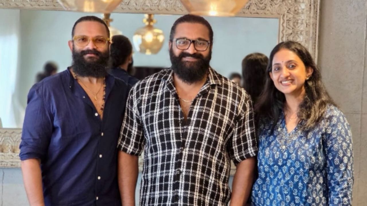 'കാന്താര'യുടെ അമ്പരപ്പിക്കുന്ന വിജയം ആഘോഷിക്കാൻ ജയസൂര്യയും കുടുംബവും ചേർന്ന് പ്രത്യേക കേക്ക് ഒരുക്കിയിരുന്നു. കേക്ക് മുറിച്ച് സന്തോഷം പങ്കുവെച്ച ശേഷം ഋഷഭ് ഷെട്ടി ഉച്ചഭക്ഷണവും കഴിച്ചാണ് മടങ്ങിയത്. സിനിമയ്ക്ക് ലഭിക്കുന്ന വൻ സ്വീകാര്യതയിലുള്ള തൻ്റെ സന്തോഷം ജയസൂര്യയുടെ കുടുംബവുമായി പങ്കുവെക്കാൻ അദ്ദേഹം മറന്നില്ല.