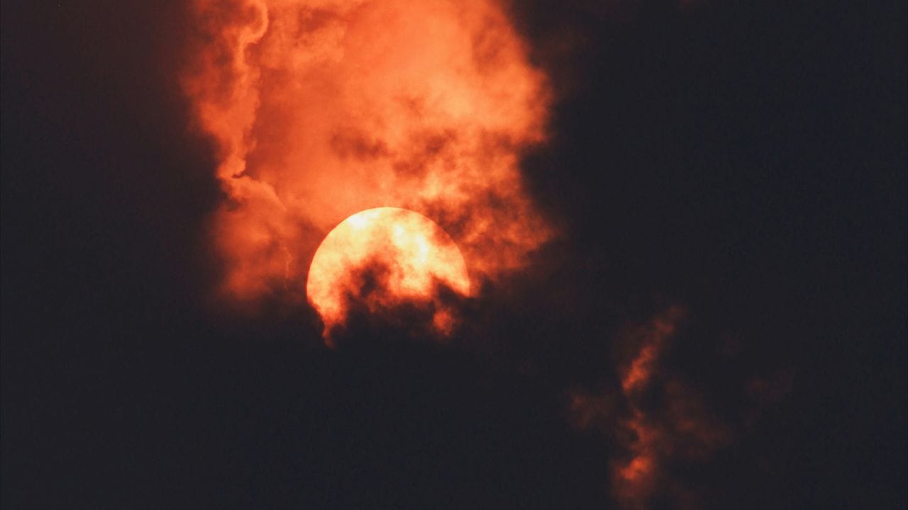 യുഎസ് എയർഫോഴ്‌സിന്റെ കണക്കനുസരിച്ച്, ഈ വിസ്ഫോടനത്തിൽ നിന്നുള്ള റേഡിയോ വികിരണങ്ങൾ സെക്കൻഡിൽ ഏകദേശം 2474 കിലോമീറ്റർ വേഗതയിലാണ് സഞ്ചരിക്കുന്നത്. നാസയുടെ പരിഷ്കരിച്ച 3D മോഡലുകൾ പ്രകാരം CME-യുടെ വേഗത സെക്കൻഡിൽ ഏകദേശം 1320 കിലോമീറ്ററാണ്. ഇത് ശക്തമായ ഒരു സൗരക്കൊടുങ്കാറ്റിന് തുല്യമാണ്.