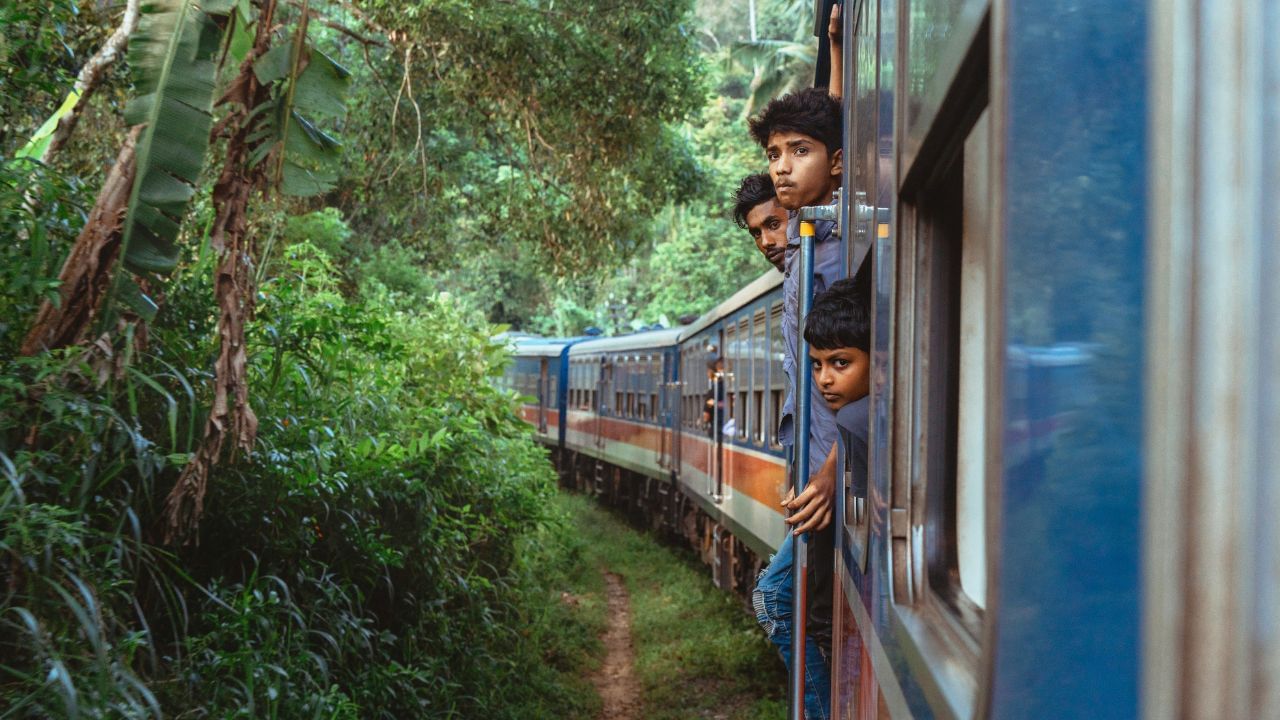 കാൻഗ്രാ വാലി റെയിൽവേ: കൂടുതൽ അറിയപ്പെടാത്ത ഈ നിധി യാത്ര പാത്താൻകോട്ടിൽ നിന്ന് തുടങ്ങി മനോഹരമായ കാൻഗ്രാ വാലിയിലൂടെ കടന്നുപോകുന്നു. ധൗലാധർ മലനിരകളിലെ മഞ്ഞും, താഴ്‌വരകളിലെ ശാന്തതയും ഇവിടെ ആസ്വദിക്കാം.