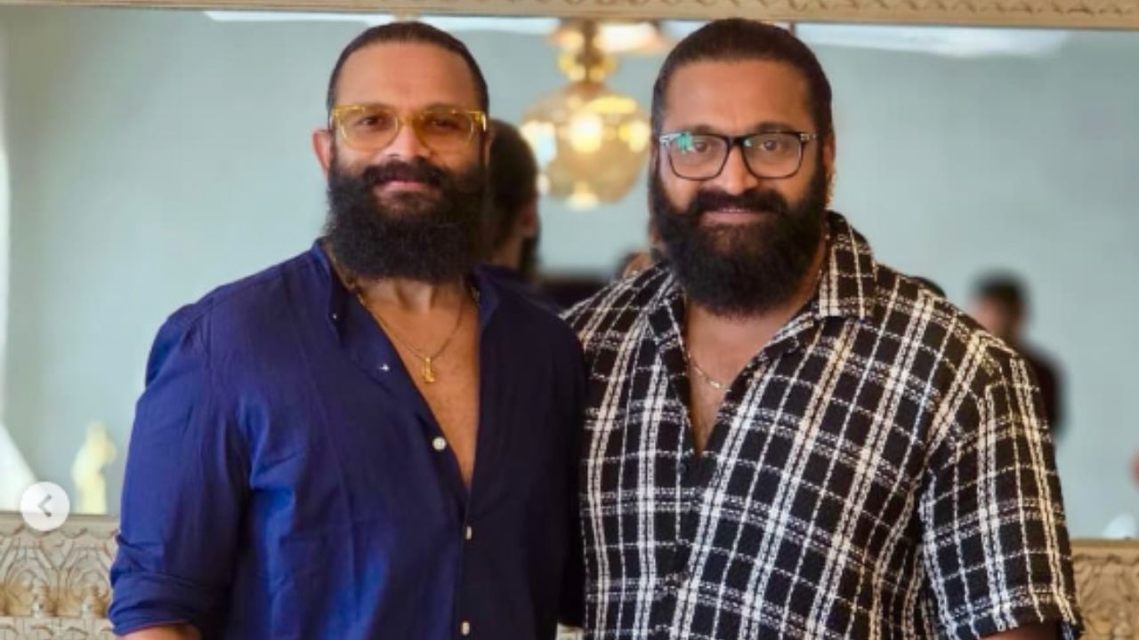 ഇന്നലെ കുടുംബത്തോടൊപ്പം 'കാന്താര' കണ്ട ശേഷം, ചിത്രത്തെ പ്രശംസിച്ച് ജയസൂര്യ സോഷ്യൽ മീഡിയയിൽ ഒരു കുറിപ്പ് പങ്കുവെച്ചിരുന്നു. "കാന്താര, ദൈവത്തിന്റെ തിറയാട്ടം, അഭിനയത്തിന്റെ നിറഞ്ഞാട്ടം" എന്നായിരുന്നു അദ്ദേഹത്തിൻ്റെ വാക്കുകൾ. "ഋഷഭ്, നിങ്ങൾ ഇന്ത്യൻ സിനിമയ്ക്ക് ഒരു മുതൽക്കൂട്ട്.