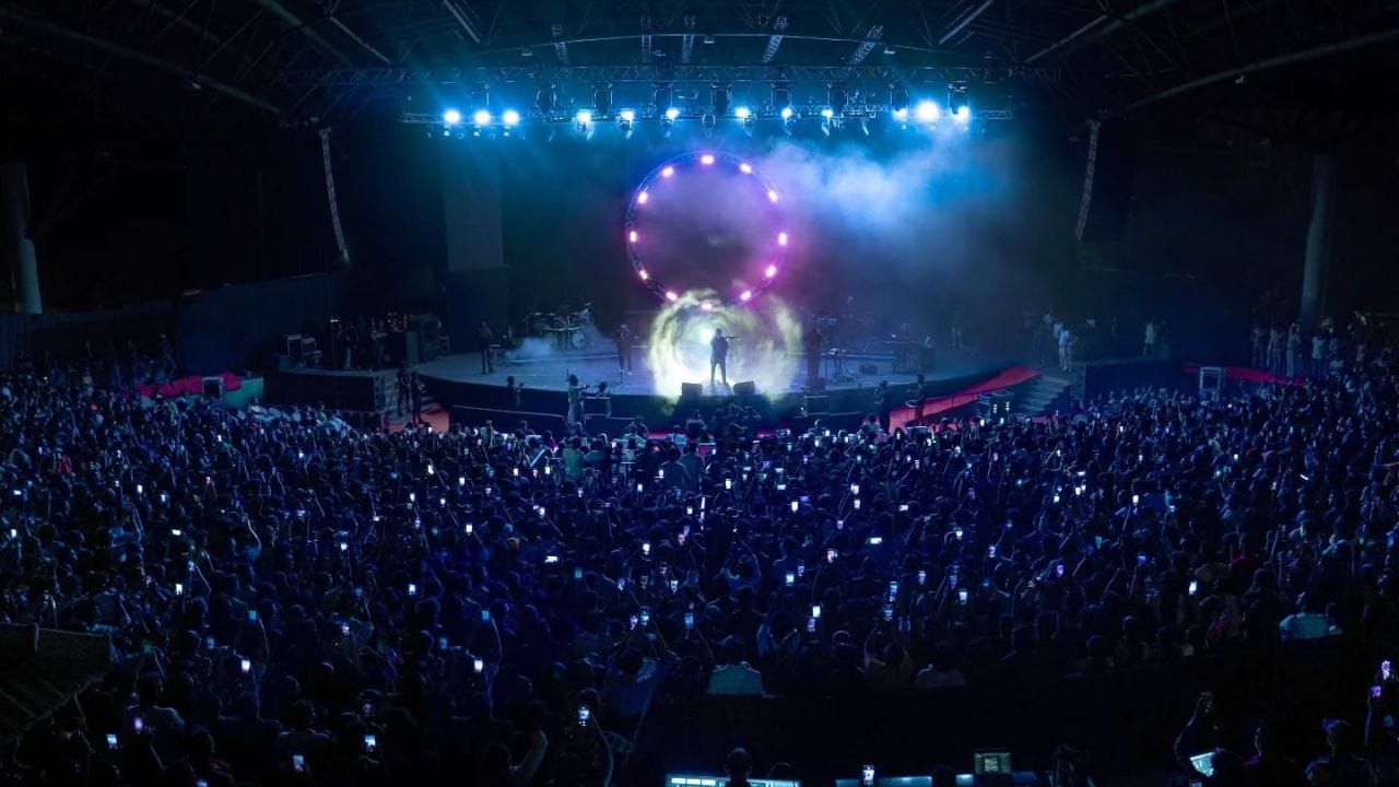 സമർപ്പിച്ച "Flight to the Summer Sky" എന്ന ഗാനത്തിൽ, ഗ്രാമി അവാർഡ് ജേതാവായ മോഹൻ വീണാ മാസ്‌ട്രോ പണ്ഡിറ്റ് വിശ്വമോഹൻ ഭട്ട് സഹകരിച്ചിട്ടുണ്ട്.