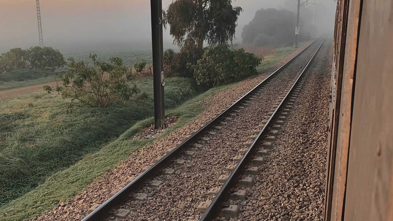 ജമ്മു-ബരാമുള്ള ട്രെയിൻ: ശീതകാലത്ത് ഒരു മഞ്ഞുമലയിലെ ചിത്രം പോലെ തോന്നുന്ന കശ്മീർ താഴ്‌വരയിലൂടെയാണ് ഈ 356 കിലോമീറ്റർ യാത്ര. ചിനാബ് പാലം പോലെയുള്ള എഞ്ചിനീയറിംഗ് വിസ്മയങ്ങൾ യാത്രക്ക് മാറ്റേകുന്നു.