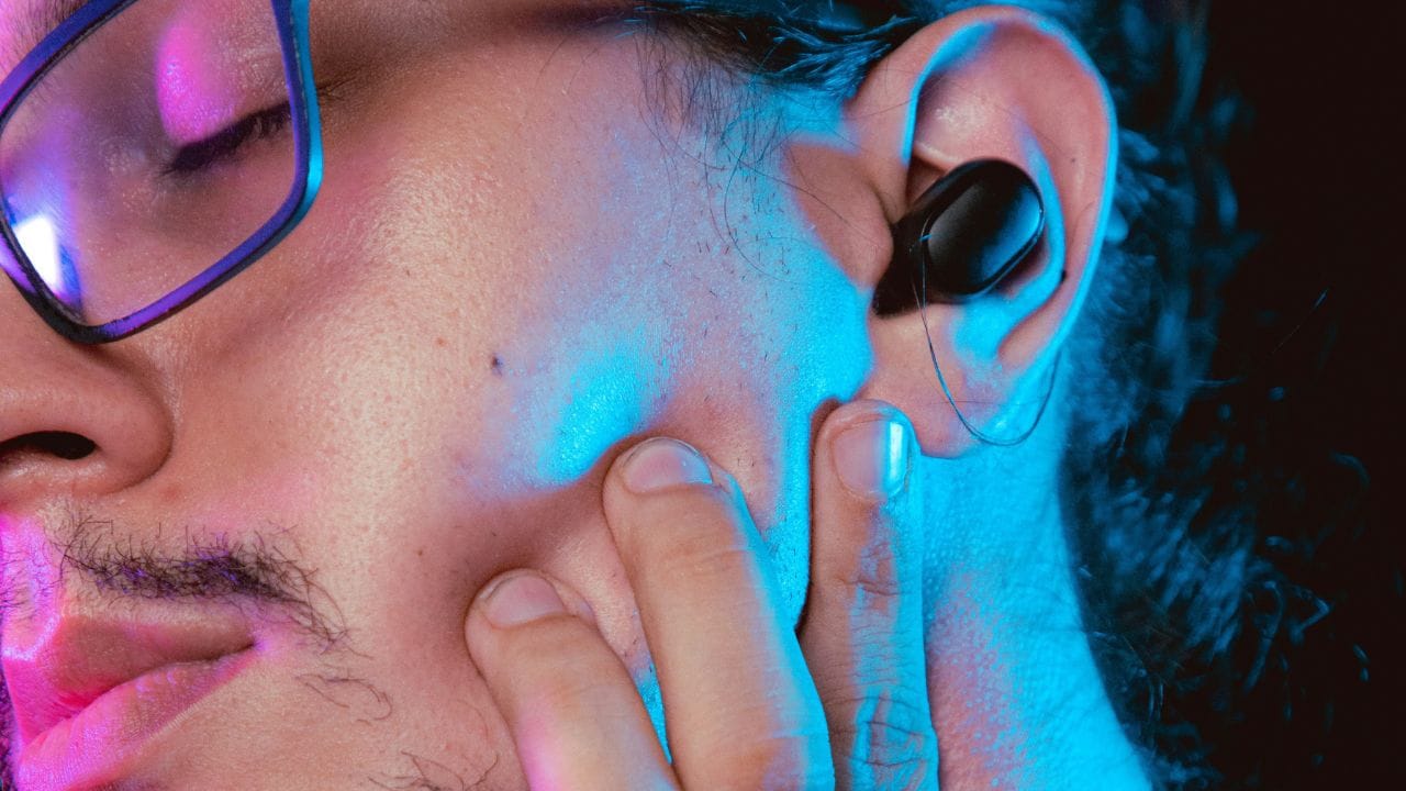 ഓരോ രണ്ടോ മണിക്കൂർ കൂടുമ്പോഴും ഇയർബഡ് ഊരിവെച്ച് ചർമ്മത്തിന് വിശ്രമം നൽകുക. ദീർഘനേരം സംസാരിക്കുന്നതിന് ഓവർ-ഇയർ ഹെഡ്‌ഫോണുകൾ പോലുള്ളവ ഉപയോഗിക്കാൻ ശ്രദ്ധിക്കുക.