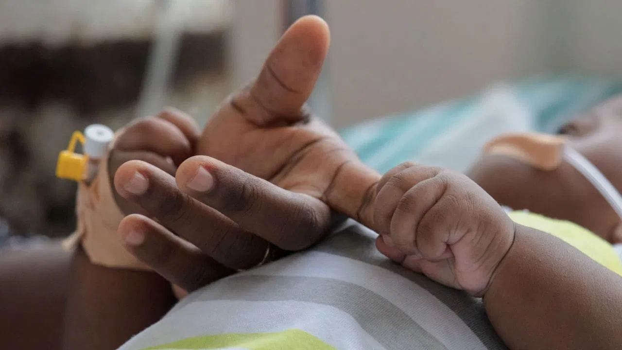 ശാരീരികമായ അടുപ്പം ഓക്സിടോസിൻ എന്ന ഹോർമോൺ ഉത്പാദിപ്പിക്കാൻ സഹായിക്കും. ഇത് കുഞ്ഞിന്റെ സമ്മർദ്ദം, പേടി, കരച്ചിൽ എന്നിവ കുറയ്ക്കാനും ഹൃദയമിടിപ്പ് , ശ്വാസം എന്നിവ ക്രമീകരിക്കാനും സഹായിക്കും.