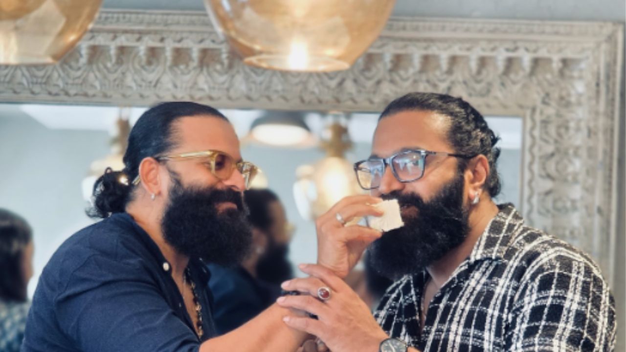 സംവിധായകൻ, എഴുത്തുകാരൻ, അഭിനേതാവ്, ഇതിലെല്ലാം ഋഷഭ് അത്ഭുതാവഹം. പ്രേക്ഷകരിൽ ദൈവീകാനന്ദം നിറച്ച മുഴുവൻ കാന്താര ടീമിനും ഹൃദയത്തിൽ നിന്നുള്ള നന്ദിപൂർവമായ ആശംസകൾ. പ്രത്യേകിച്ച് നമ്മുടെ ജയറാമേട്ടനും. കാന്താര, ഒരു അജ്ഞാതലോകത്തേക്കുള്ള മനോഹരമായ ആത്മീയ യാത്ര" എന്നും ജയസൂര്യ കുറിച്ചിരുന്നു.