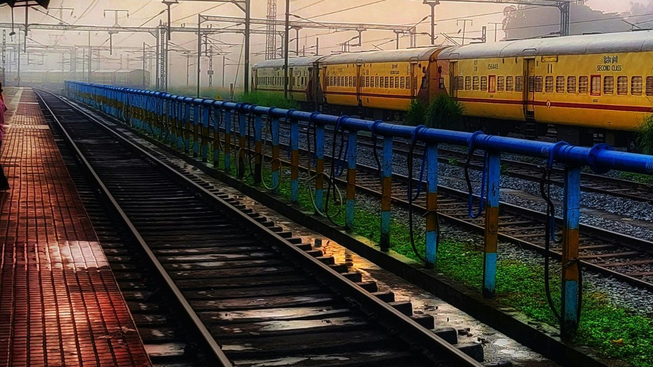 നീലഗിരി മൗണ്ടൻ റെയിൽവേ: തെക്കേ ഇന്ത്യയിലെ ഈ യുനെസ്കോ പൈതൃക യാത്ര മേട്ടുപ്പാളയത്ത് നിന്ന് ഊട്ടിയിലേക്ക് പോകുന്നു. തണുത്ത തെളിഞ്ഞ ആകാശത്തിന് കീഴിൽ പച്ചപ്പണിഞ്ഞ തേയിലത്തോട്ടങ്ങളും ഇടതൂർന്ന വനങ്ങളും ഈ യാത്രയെ കൂടുതൽ ഉന്മേഷകരമാക്കുന്നു.