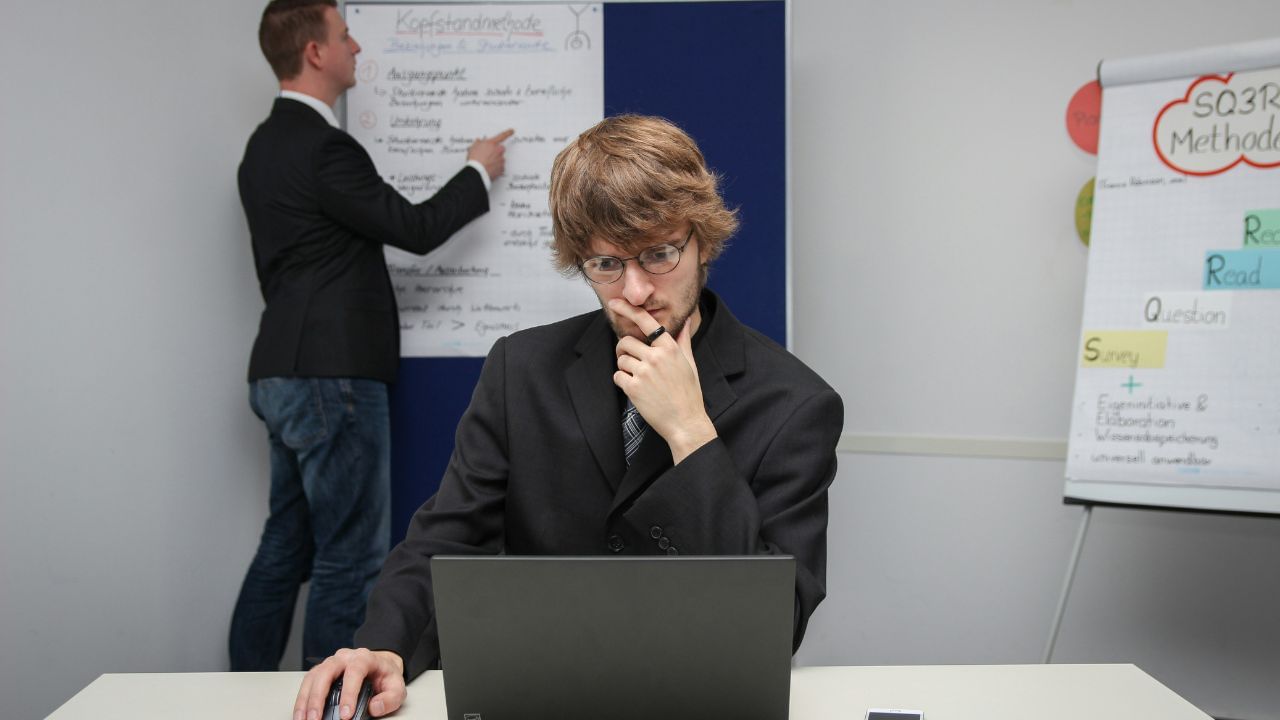 തൊഴിൽ ഉപേക്ഷിക്കാത്തതിന് കാരണം തൊഴിലാളികൾ പൂർണ്ണമായി സംതൃപ്തരായതുകൊണ്ടല്ല. നല്ലൊരു അവസരം ലഭിക്കുന്നതുവരെ കാത്തിരിക്കുന്ന മനോഭാവമാണ് ഇതിന് പിന്നിൽ. ഒരു സർവേ പ്രകാരം, 65 ശതമാനം തൊഴിലാളികളും തങ്ങൾ ജോലിയിൽ 'അകപ്പെട്ടുപോയതായി' പറയുകയുണ്ടായി. കൂടുതൽ നല്ല അവസരങ്ങൾ തേടുന്നതിൽ നിന്നുള്ള ഭയമാണ് നിലവിലെ സാഹചര്യത്തിൽ തുടരാൻ അവരെ പ്രേരിപ്പിക്കുന്നത്.