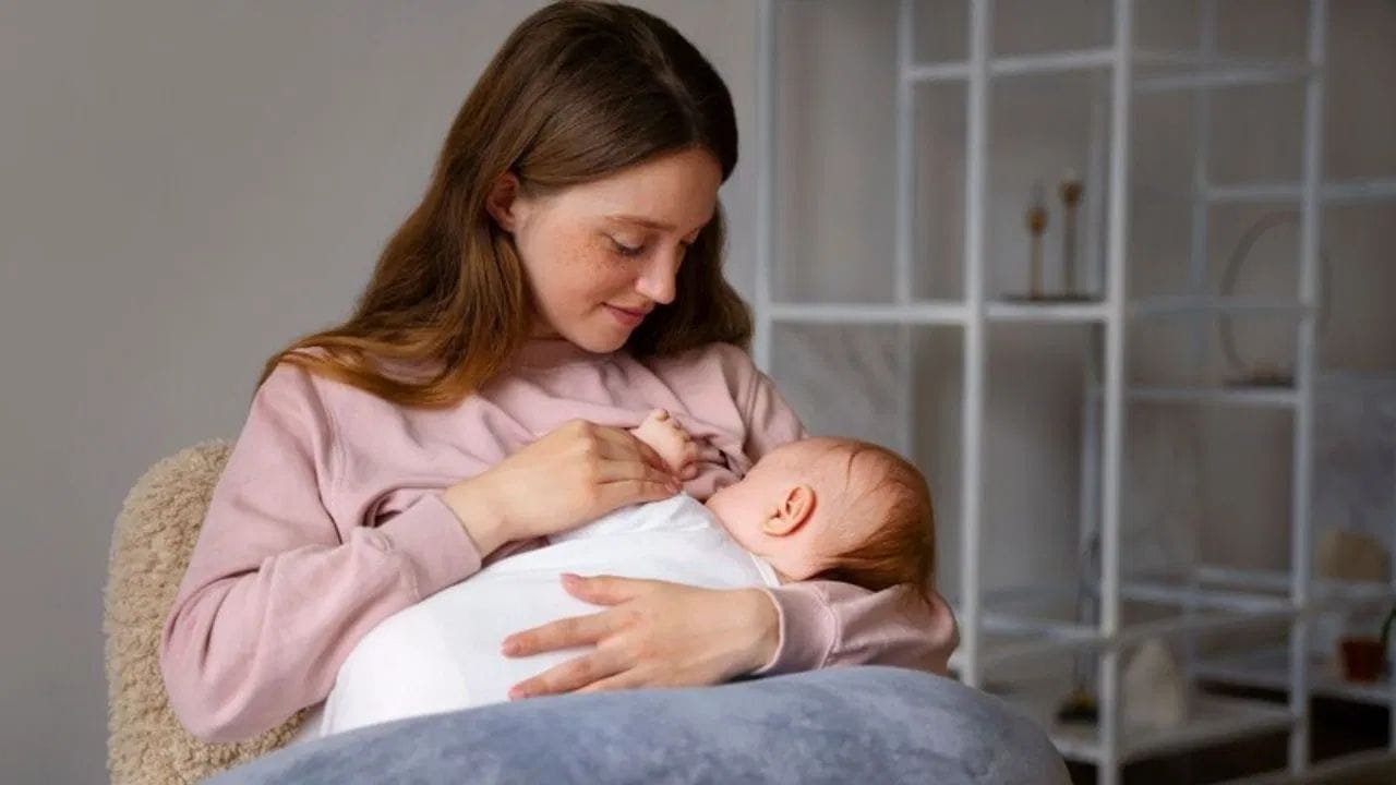 കുഞ്ഞുങ്ങലെ എടുത്ത് നടന്നു ശീലിപ്പിച്ചാൽ പിന്നീട് നിലത്തിരിക്കില്ല എന്നു മുതിർന്നവർ പറഞ്ഞു കേട്ടിട്ടുണ്ടോ? എങ്കിൽ അതിനു ചെവി കൊടുക്കരുത്. കാരണം പുതിയ പഠനങ്ങൾ പറയുന്നത് കുഞ്ഞുങ്ങളെ എടുത്തു നടക്കുന്നത് നല്ലതാണെന്നാണ്. ഇത് അവരുടെ വളർച്ചയ്ക്ക് ഏറെ ​ഗുണകരമത്രേ...കുഞ്ഞുങ്ങളെ എപ്പോഴും അടുത്ത് ചേർത്തുപിടിക്കുമ്പോൾ അവർക്ക് സുരക്ഷിതത്വബോധം ലഭിക്കുന്നു. ഇത് മാതാപിതാക്കളോട് ശക്തമായ വൈകാരിക ബന്ധം ഉണ്ടാക്കും. കൂടാതെ ഭാവിയിൽ അവർ കൂടുതൽ ആത്മവിശ്വാസമുള്ളവരായി വളരാൻ സഹായിക്കുകയും ചെയ്യും.