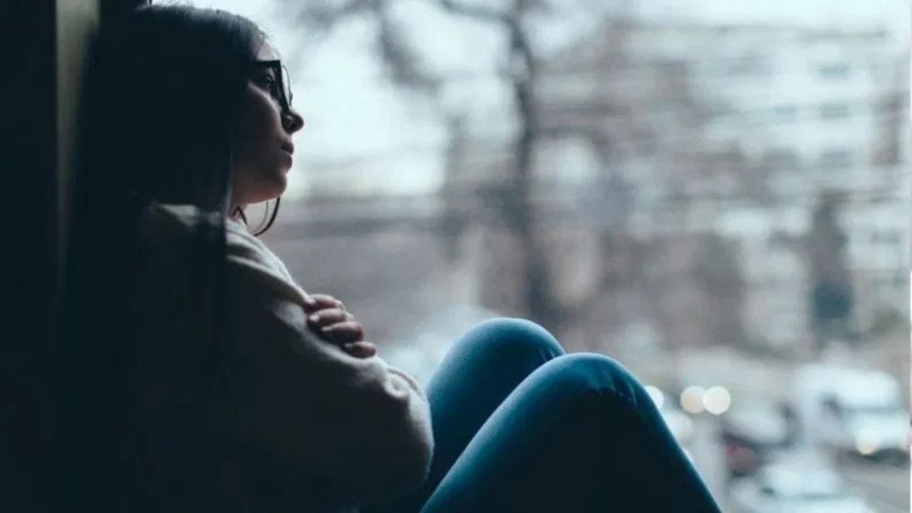 വിവാഹിതരല്ലാത്തവർ അമിതമായ മദ്യപാനം, പുകവലി തുടങ്ങിയ അനാരോഗ്യകരമായ ശീലങ്ങളിൽ ഏർപ്പെടാൻ സാധ്യത കൂടുതലാണ്. ഈ ശീലങ്ങൾ വിഷാദരോഗ സാധ്യത വർദ്ധിപ്പിക്കുകയും നിലവിലുള്ള വിഷാദത്തെ വഷളാക്കുകയും ചെയ്യും. വിവാഹം കൂടുതൽ ആരോഗ്യകരമായ ജീവിതശൈലിയിലേക്ക് മാറാൻ സഹായിക്കുമെന്നും പഠനം സൂചിപ്പിക്കുന്നു. മാറുകയും ചെയ്യുന്നു.