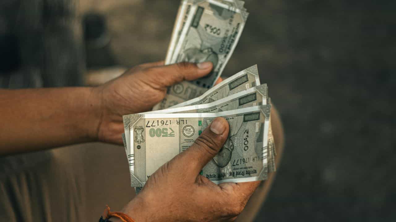 Kerala DA Hike : മുഖ്യമന്ത്രിയുടെ വമ്പൻ പ്രഖ്യാപനങ്ങൾ, സർക്കാർ ജീവനക്കാർക്കും കോളടിച്ചു; ക്ഷാമബത്ത കൂട്ടി