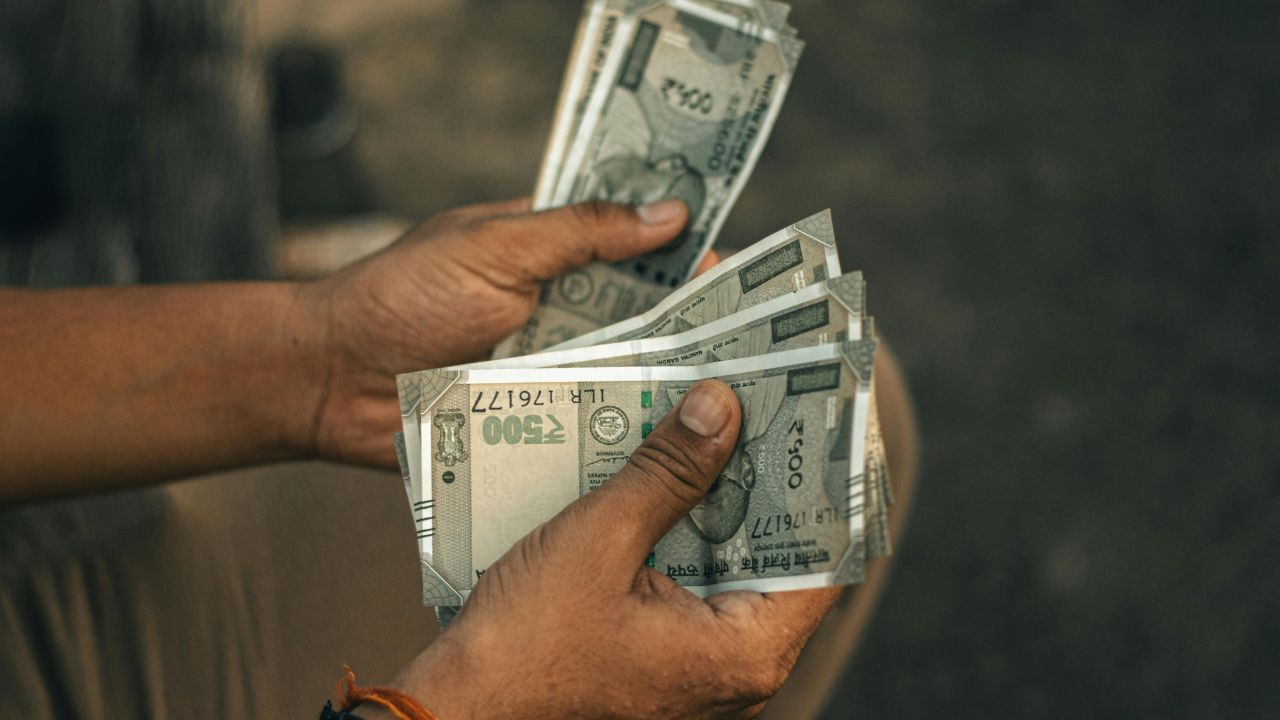 Kerala DA Hike : മുഖ്യമന്ത്രിയുടെ വമ്പൻ പ്രഖ്യാപനങ്ങൾ, സർക്കാർ ജീവനക്കാർക്കും കോളടിച്ചു; ക്ഷാമബത്ത കൂട്ടി