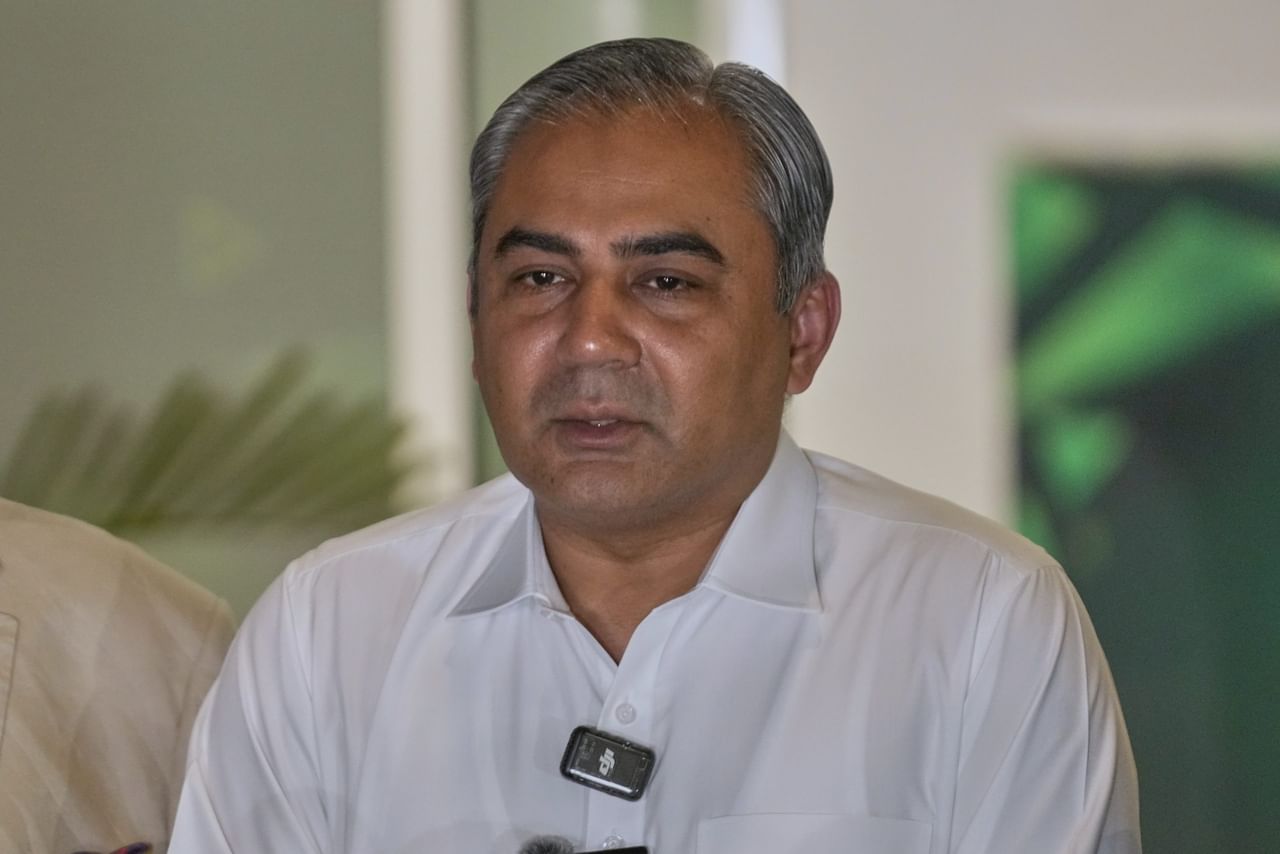 ഫൈനലിൽ പാകിസ്താനെ അഞ്ച് വിക്കറ്റിന് കീഴടക്കിയ ഇന്ത്യ നഖ്വിയിൽ നിന്ന് ട്രോഫി സ്വീകരിക്കാൻ തയ്യാറായിരുന്നില്ല. ഇതോടെ ജേതാക്കൾക്കുള്ള ട്രോഫി നഖ്വി കൊണ്ടുപോയി. ഇതിനെതിരെയാണ് ബിസിസിഐ രംഗത്തുവന്നത്.