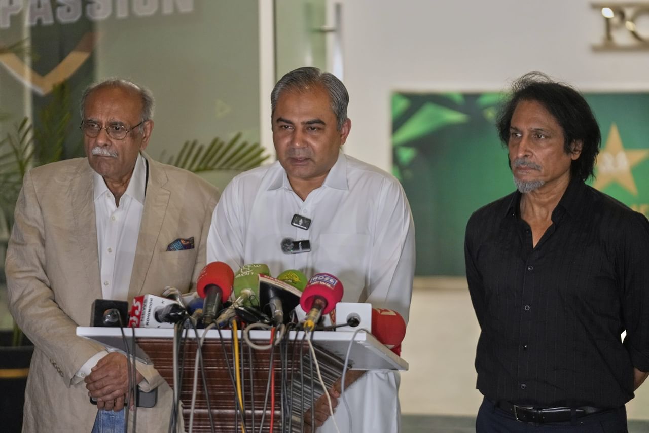 ഫൈനൽ മത്സരത്തിന് ശേഷം തൻ്റെ കയ്യിൽ നിന്ന് ഇന്ത്യൻ ടീം ട്രോഫി വാങ്ങാതിരുന്നതിനെ തുടർന്ന് നഖ്‌വി ട്രോഫി തിരികെ കൊണ്ടുപോയിരുന്നു. ഇതുമായി ബന്ധപ്പെട്ട് പല വിവാദങ്ങളുമുണ്ടായി. ഒടുവിലാണ് മൊഹ്സിൻ നഖ്‌വി ഇപ്പോൾ ട്രോഫി പൂട്ടിവച്ചിരിക്കുന്നത്.