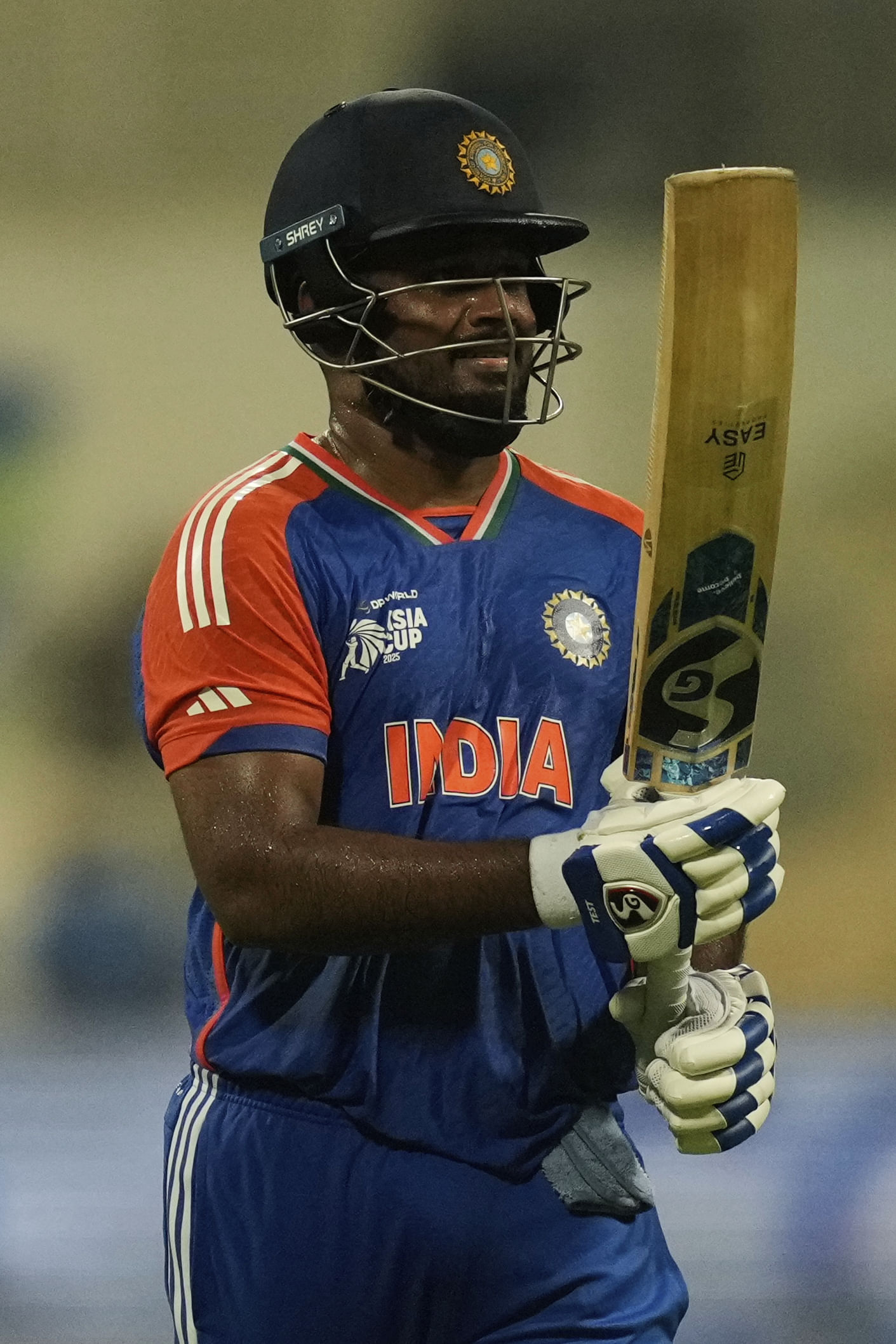 മികച്ച റെക്കോർഡുകളാണെങ്കിലും മലയാളി താരം സഞ്ജു സാംസണ് ഇടം ലഭിക്കില്ല. കോലി കളിക്കില്ലെങ്കിൽ പകരം പരിഗണിക്കുക തിലക് വർമ്മയെ ആവും. വിക്കറ്റ് കീപ്പർമാർക്ക് പരിക്കേറ്റാൽ ധ്രുവ് ജുറേൽ എത്തും. അതുകൊണ്ട് തന്നെ സഞ്ജു ഏകദിന ലോകകപ്പിൽ കളിക്കില്ല. 
