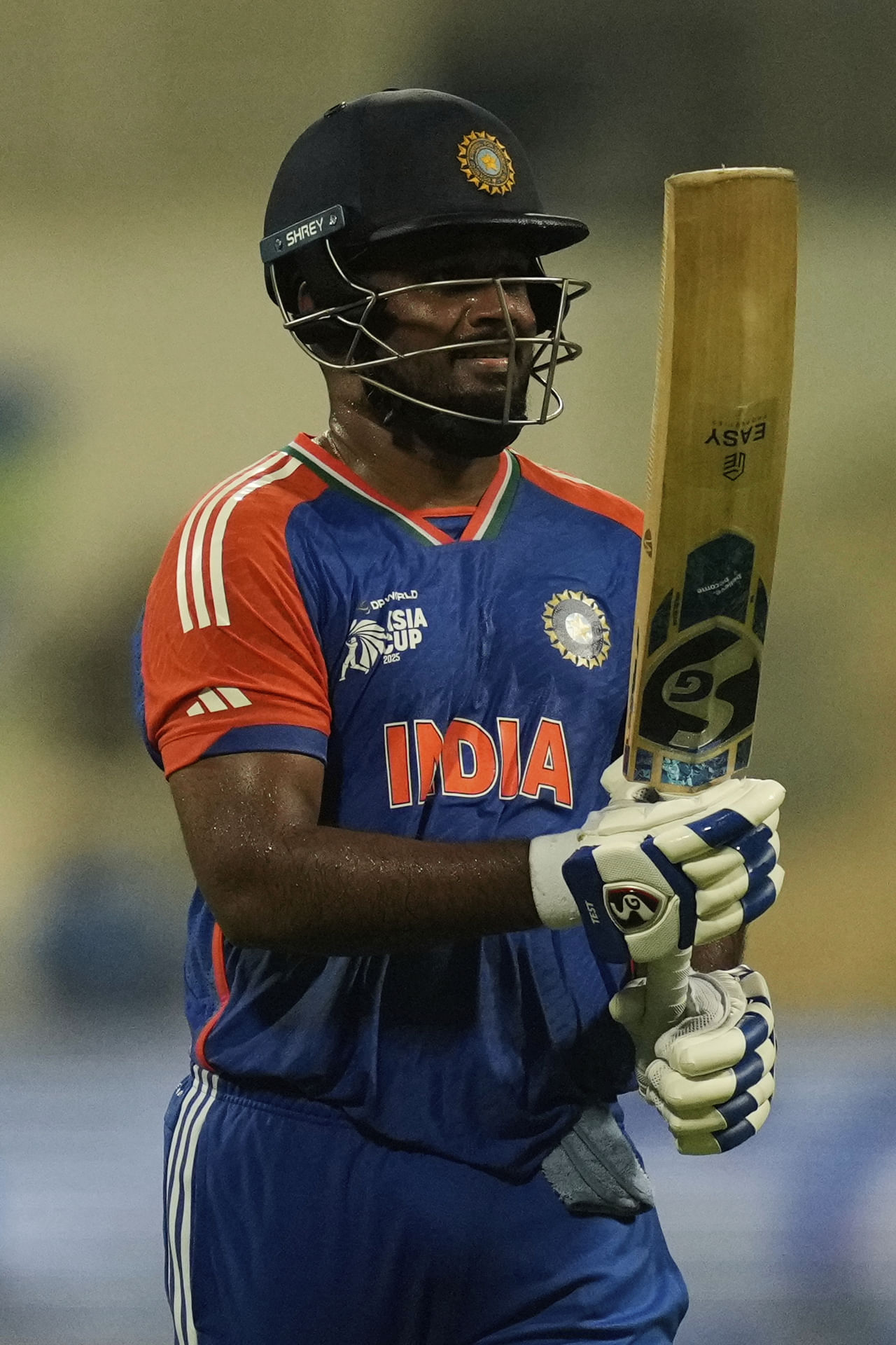 മികച്ച റെക്കോർഡുകളാണെങ്കിലും മലയാളി താരം സഞ്ജു സാംസണ് ഇടം ലഭിക്കില്ല. കോലി കളിക്കില്ലെങ്കിൽ പകരം പരിഗണിക്കുക തിലക് വർമ്മയെ ആവും. വിക്കറ്റ് കീപ്പർമാർക്ക് പരിക്കേറ്റാൽ ധ്രുവ് ജുറേൽ എത്തും. അതുകൊണ്ട് തന്നെ സഞ്ജു ഏകദിന ലോകകപ്പിൽ കളിക്കില്ല.