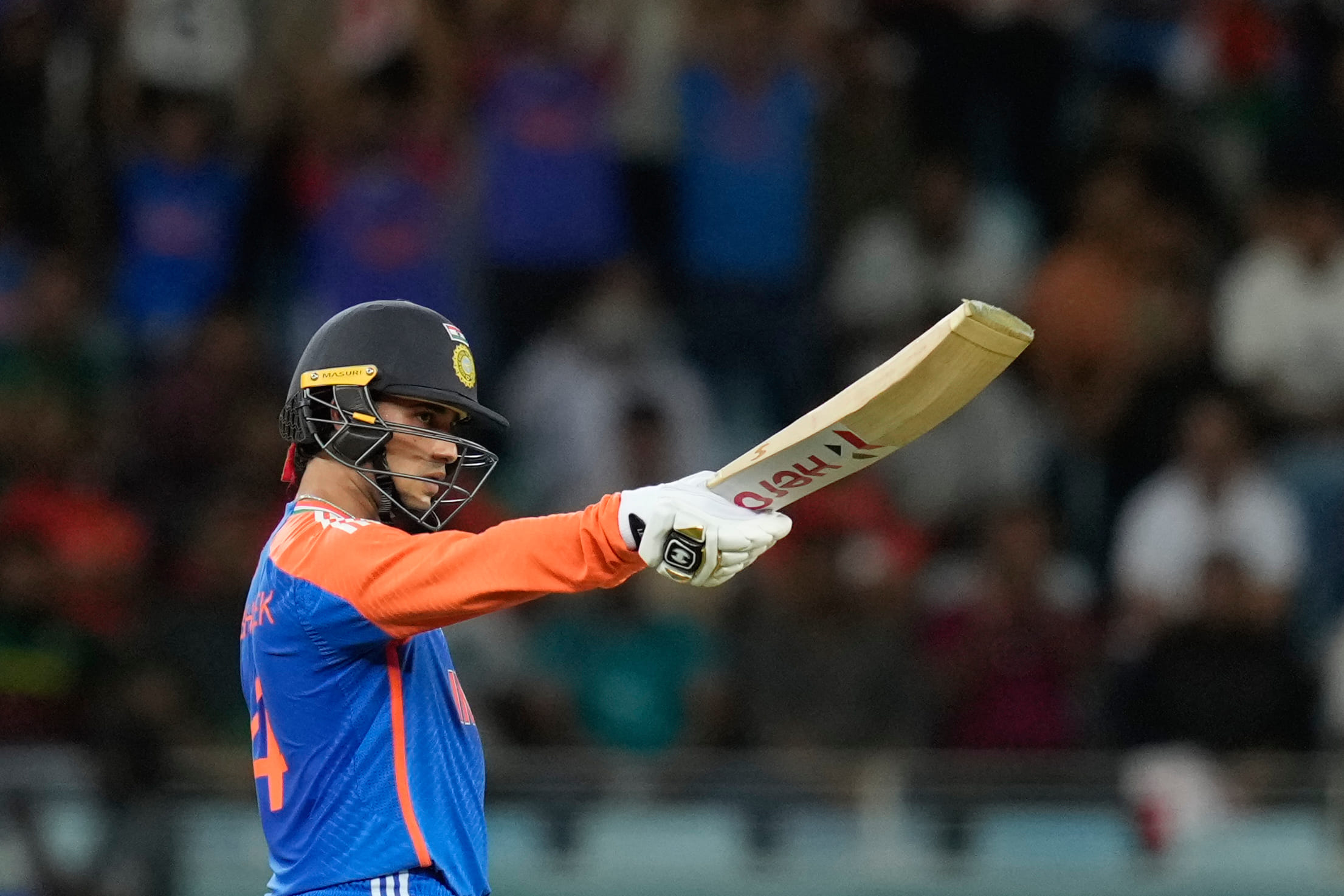 ഏഷ്യാ കപ്പിൽ ഗംഭീര പ്രകടനമാണ് അഭിഷേക് ശർമ്മ നടത്തിയത്. ഏഴ് മത്സരങ്ങളിൽ നിന്ന് 44.85 ശരാശരിയിൽ 314 റൺസ് നേടിയ അഭിഷേകിൻ്റെ സ്ട്രൈക്ക് റേറ്റ് 200 ആയിരുന്നു. ഏഷ്യാ കപ്പിലെ താരമായി തിരഞ്ഞെടുക്കപ്പെട്ടതും അഭിഷേക് ശർമ്മ തന്നെയായിരുന്നു.
