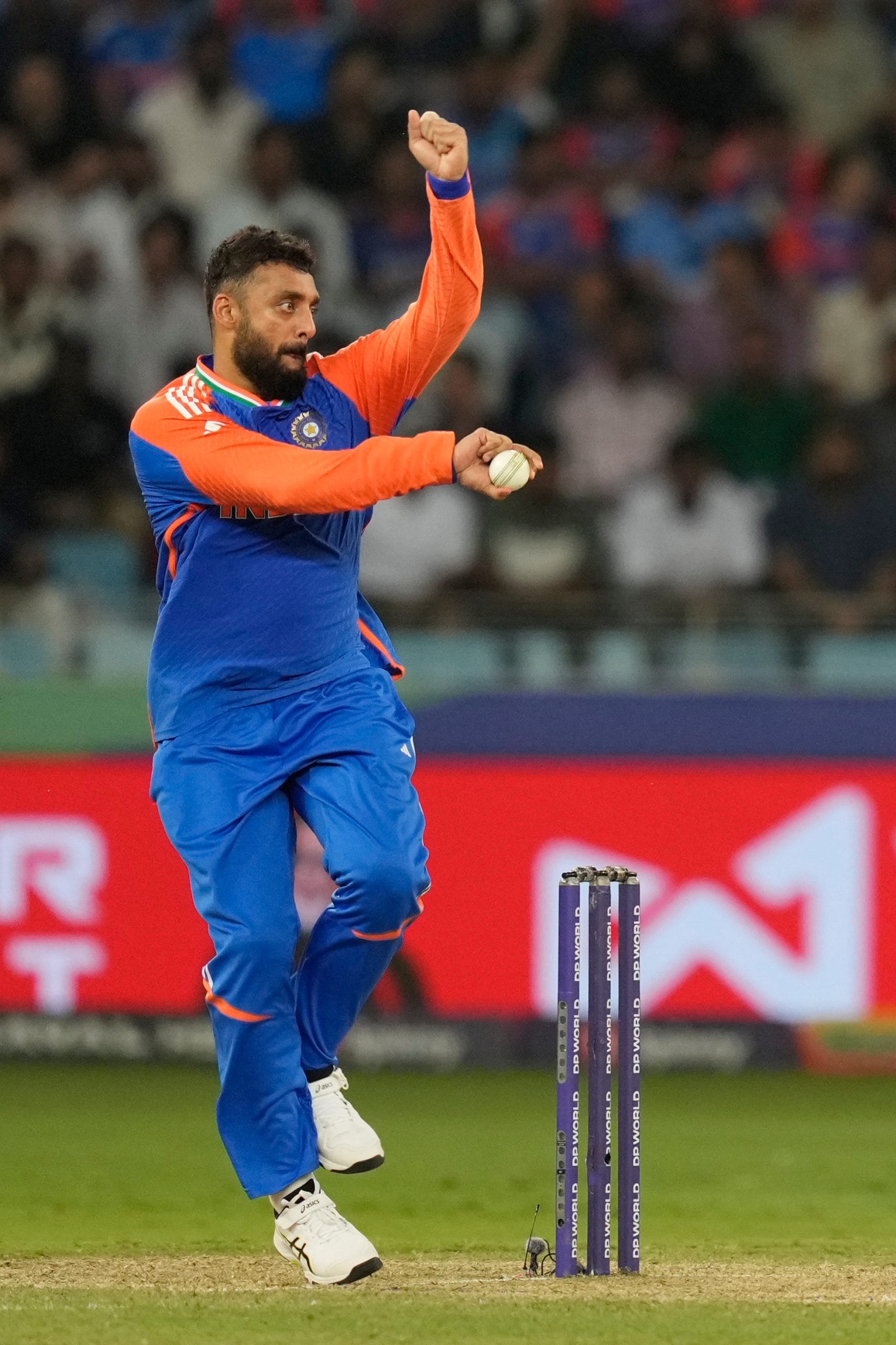 803 റേറ്റിംഗുമായാണ് വരുൺ ചക്രവർത്തി ടി20 റാങ്കിംഗിൽ ഒന്നാമതെത്തിയത്. വെസ്റ്റ് ഇൻഡീസിൻ്റെ അകീൽ ഹുസൈൻ 699 റേറ്റിംഗുമായി രണ്ടാം സ്ഥാനത്തുണ്ട്. അഫ്ഗാനിസ്ഥാൻ താരം റാഷിദ് ഖാനാണ് മൂന്നാമത്. 693 ആണ് മുൻ ഒന്നാം നമ്പർ താരമായ റാഷിദ് ഖാൻ്റെ റേറ്റിംഗ്. 
