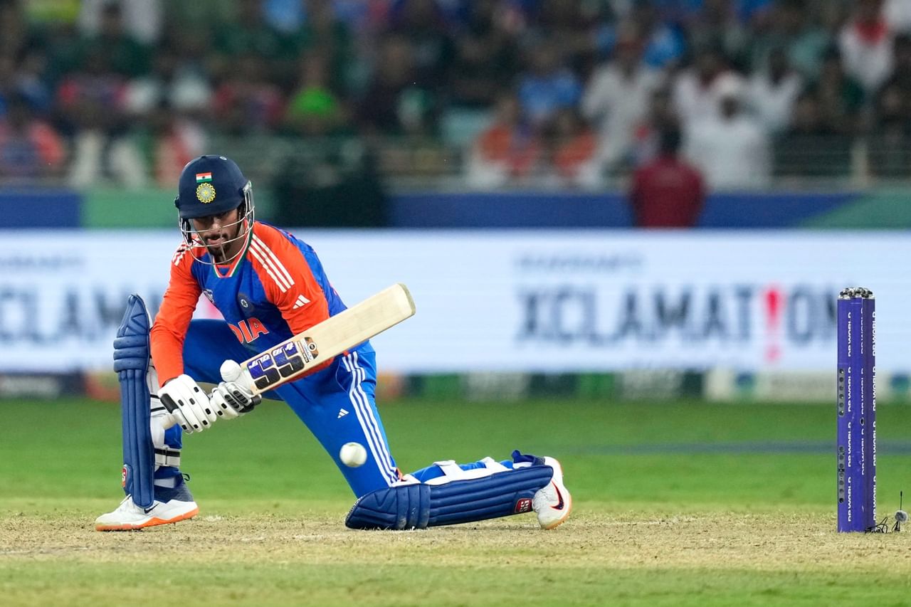 ഓസ്ട്രേലിയക്കെതിരായ രണ്ടാം ഏകദിനത്തിലെ പ്രകടനവും തിലകിനെ ടീമിലേക്ക് പരിഗണിക്കുന്നതിൽ നിർണായകമാവും. അതിസമ്മർദ്ദ ഘട്ടത്തിൽ 122 പന്തുകൾ നേരിട്ട തിലക് 94 റൺസ് നേടിയാണ് പുറത്തായത്. തിലകിൻ്റെ മികവിൽ ഇന്ത്യ 246 റൺസ് നേടി ഓൾ ഔട്ടായി.