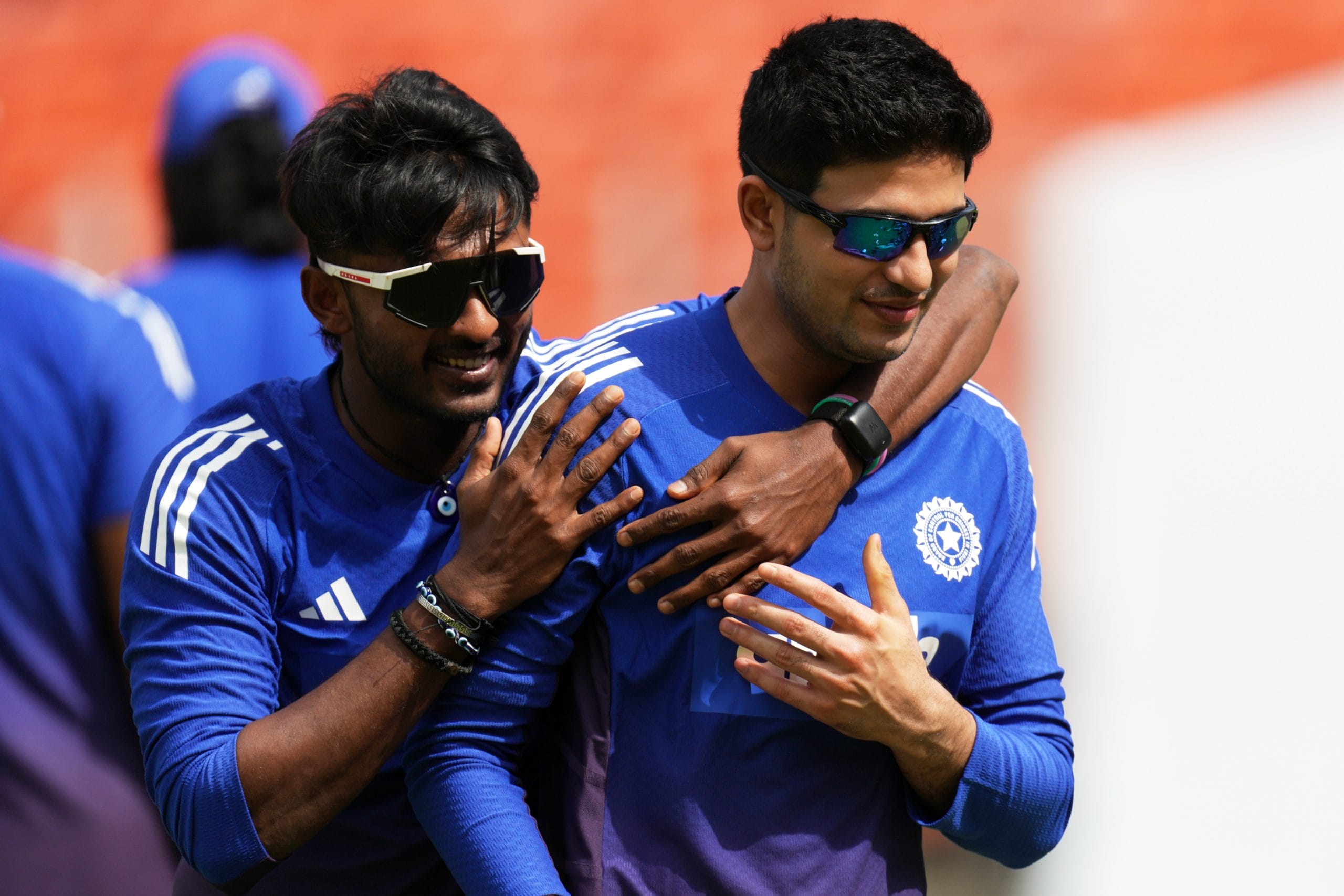 സായ് സുദർശൻ മൂന്നാം നമ്പറിൽ തുടരും. കരുൺ നായർക്ക് പകരമെത്തിയ ദേവ്ദത്ത് പടിക്കലിനെ ടീമിലേക്ക് പരിഗണിച്ചാൽ നിതീഷ് കുമാർ റെഡ്ഡിക്ക് പകരം അക്സർ പട്ടേൽ ഇടം നേടും. അങ്ങനെയെങ്കിൽ കുൽദീപ് യാദവ് പുറത്തിരിക്കേണ്ടിവരും. ഇതിന് സാധ്യത കുറവാണ്.
