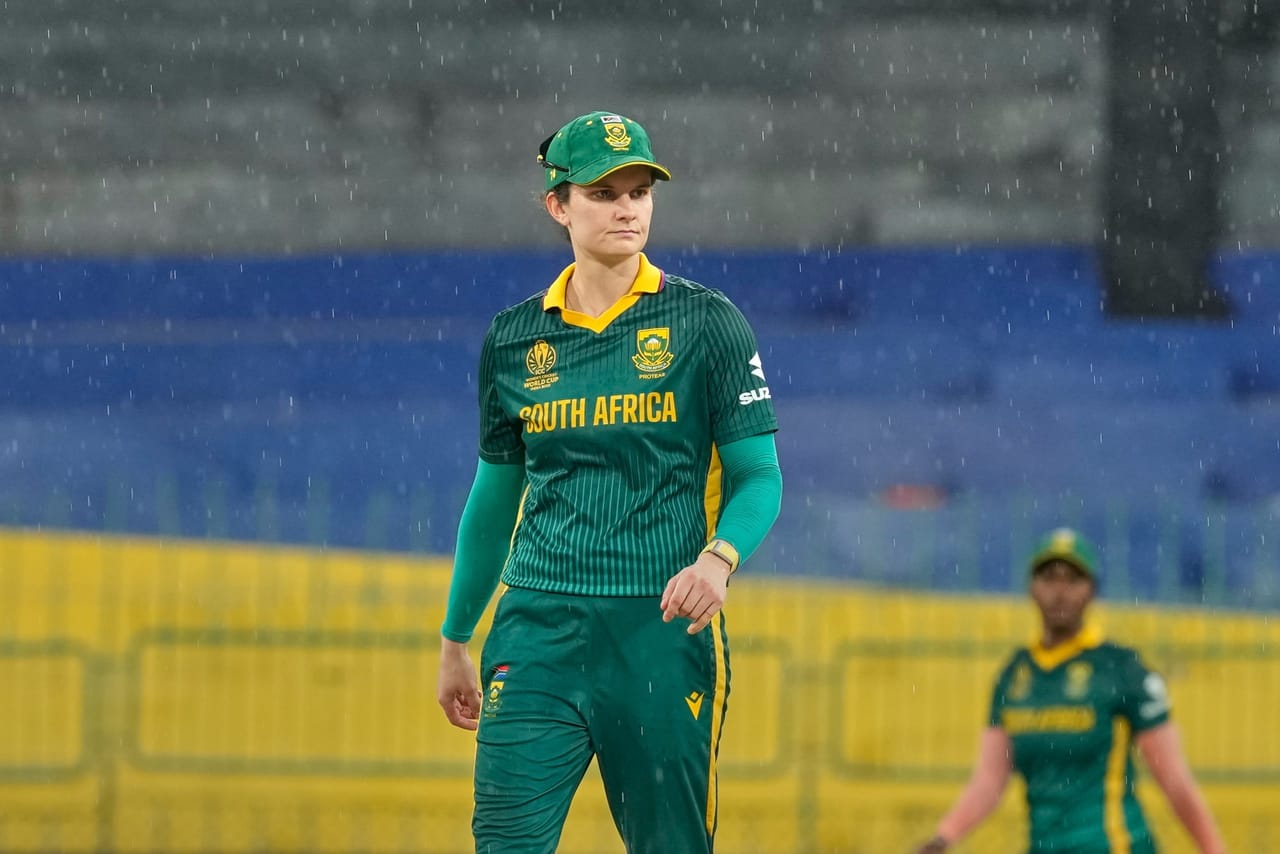 ഇത്തവണത്തെ വനിതാ ലോകകപ്പിന് ഇന്ത്യയും ശ്രീലങ്കയും സംയുക്തമായാണ് ആതിഥ്യം വഹിക്കുന്നത്. ശ്രീലങ്കയിലെ ഒരു സ്റ്റേഡിയത്തിൽ മാത്രമാണ് മത്സരം. എന്നാൽ, കൊളംബോയിലെ ആർ പ്രേമദാസ സ്റ്റേഡിയത്തിൽ നടക്കുന്ന മത്സരങ്ങളിൽ വിജയിക്കുന്നത് മഴയാണ്. (Image Credits- PTI)
