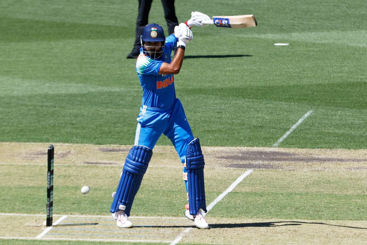 ഇപ്പോൾ വൈസ് ക്യാപ്റ്റനാണെങ്കിലും ശ്രേയസ് അയ്യരെ അവസാന നിമിഷം തഴയാനുള്ള സാധ്യതയുണ്ട്. അർഷ്ദീപ് സിംഗ്, വരുൺ ചക്രവർത്തി, യശസ്വി ജയ്സ്വാൾ എന്നിവരുടെ സാധ്യതകളും കയ്യാലപ്പുറത്താണ്. രോഹിത് കളിച്ചില്ലെങ്കിൽ ജയ്സ്വാളിന് ഉറപ്പായും അവസരം ലഭിക്കും.