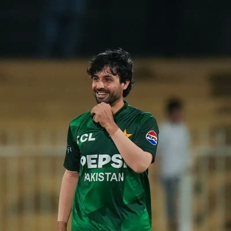 "ഒരു ബോക്സിങ് മാച്ചിൽ താങ്കൾക്ക് ആരെയാണ് നേരിടേണ്ടത്? ആരാണ് നിങ്ങളെ ദേഷ്യം പിടിപ്പിക്കുന്നത്?" എന്നായിരുന്നു ചോദ്യം. "ബോക്സിങ് ചെയ്യുമ്പോൾ എൻ്റെ മുന്നിൽ വേണ്ടത് ശിഖർ ധവാനാണ്" എന്ന് അബ്റാർ മറുപടിനൽകുകയും ചെയ്തു. ഇതാണ് സമൂഹമാധ്യമങ്ങളിൽ പ്രചരിക്കുന്നത്.