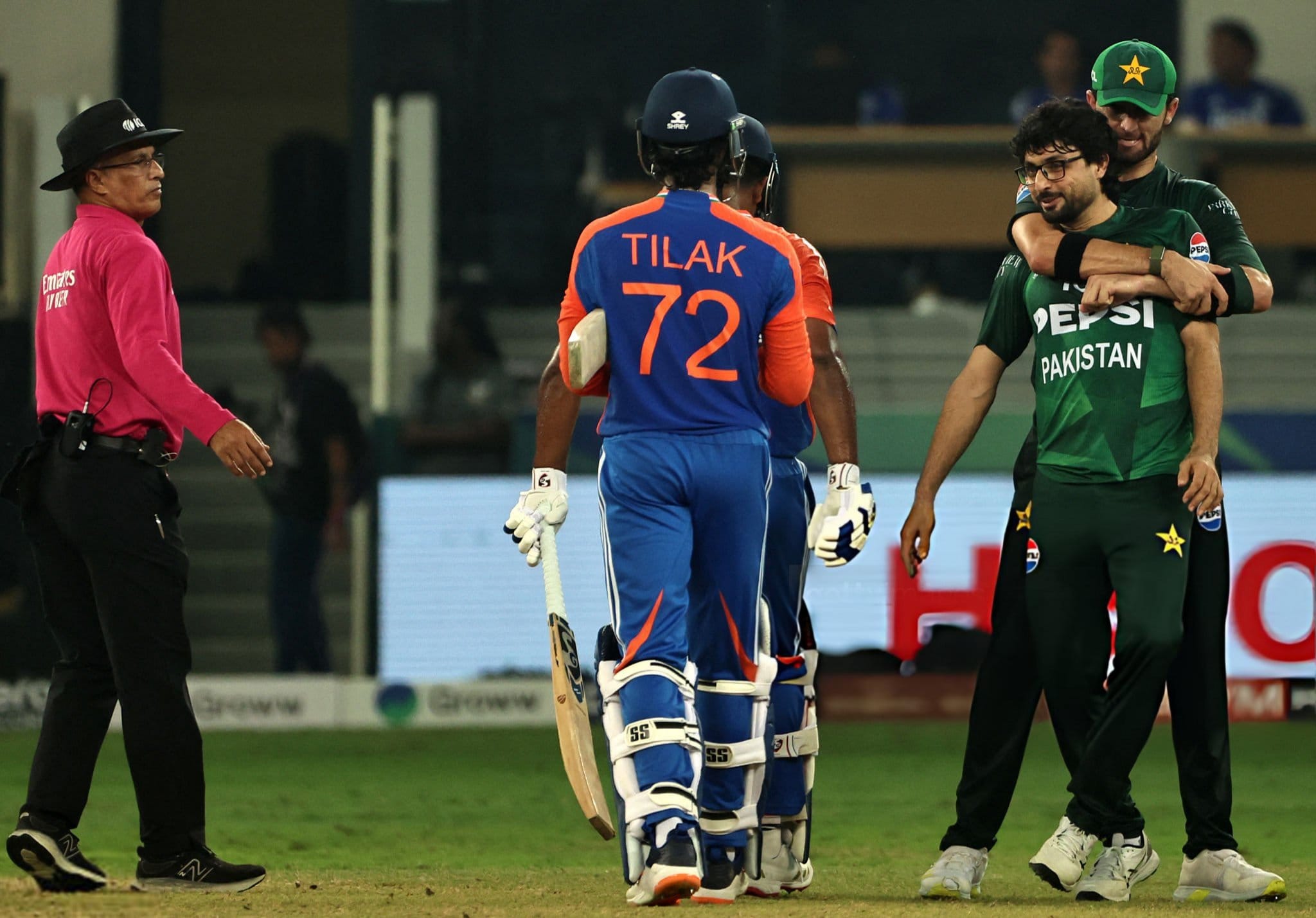 ഏഷ്യാ കപ്പ് ഫൈനലിൽ സഞ്ജു സാംസണെ പുറത്താക്കിയ ശേഷം അബ്റാർ ഇതേ ആഘോഷം ആവർത്തിച്ചു. മത്സരത്തിൽ അഞ്ച് വിക്കറ്റിന് വിജയിച്ച ഇന്ത്യ ഏഷ്യാ കപ്പ് കിരീടം നേടിയിരുന്നു. ടൂർണമെൻ്റിലുടനീളം പാക് താരങ്ങളുമായി ഒരുതരത്തിലും സഹകരിക്കാതെയാണ് ഇന്ത്യ കളിച്ചത്.
