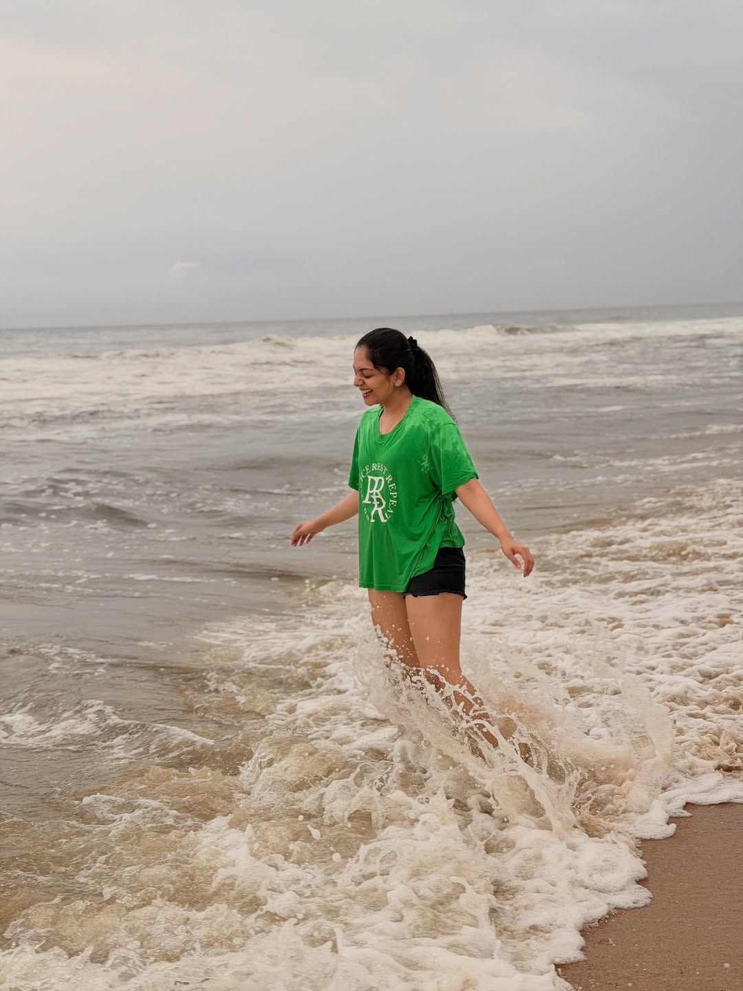 നിരവധി പേരാണ് കമന്റുമായി എത്തിയത്. ‘ധുംതനക്കിടി’ ഗാനത്തിലെ പെൺകുട്ടിയായി അഭിനയിക്കാൻ തങ്ങൾക്കും ആഗ്രഹമുണ്ടായിരുന്നു എന്നാണ് കമന്റായി പലരും കുറിച്ചത്.