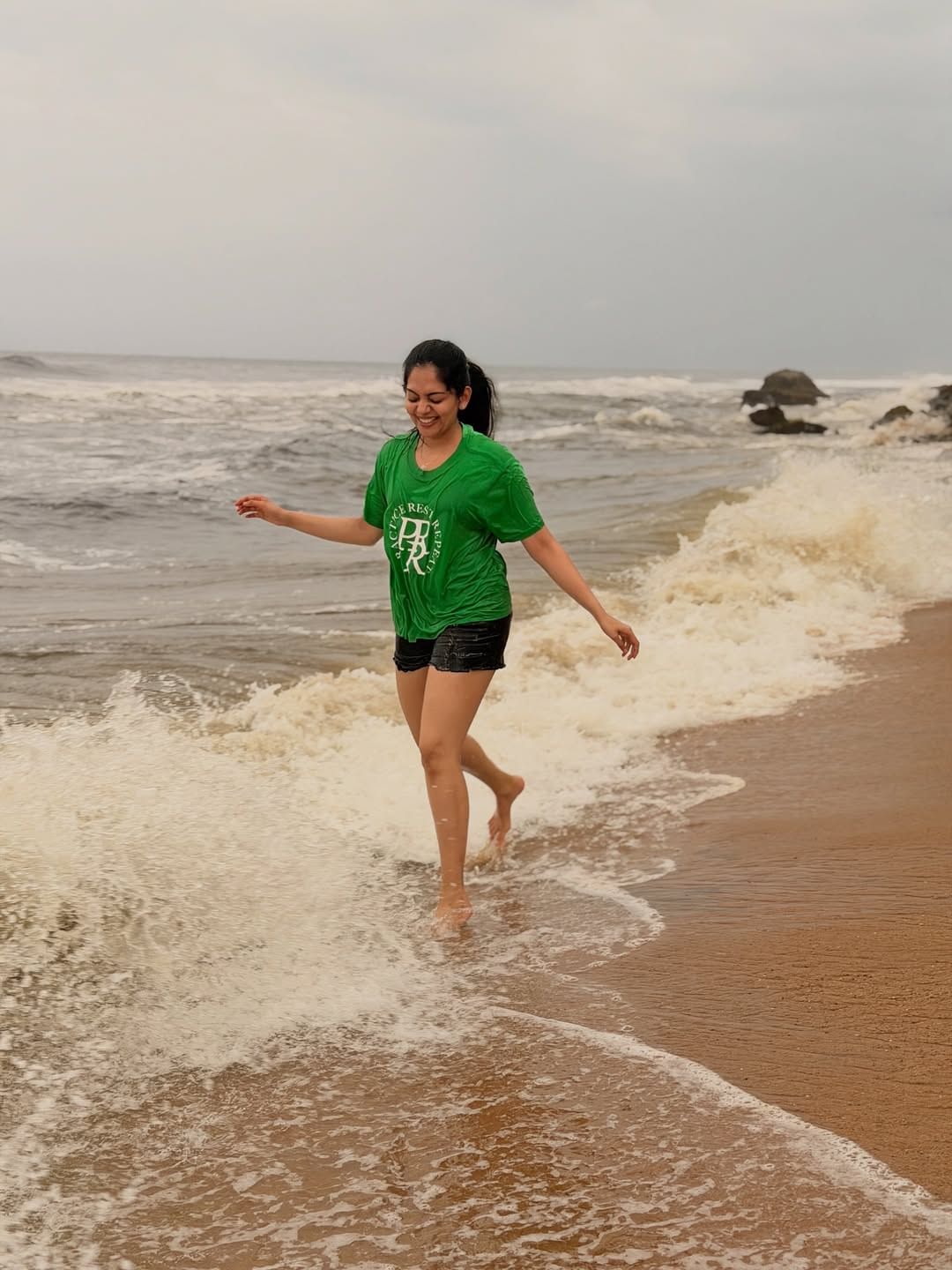 മലയാളികൾക്കിടയിൽ നിറഞ്ഞുനിൽക്കുന്ന താരമാണ് നടി അഹാന കൃഷ്ണ. സോഷ്യൽ മീഡിയയിൽ സജീവമായ താരം, വർക്കല ബീച്ചിൽ ഉല്ലസിക്കുന്ന ചിത്രങ്ങളാണ് ഇപ്പോൾ വൈറലാകുന്നത്. കടലിൽ ചിരിച്ചും കളിച്ചും ഉല്ലസിക്കുന്ന അഹാനെയെയാണ് ചിത്രത്തിൽ കാണാൻ പറ്റുന്നത്.‘മുല്ലവള്ളിയും തേൻമാവും’ എന്ന ചിത്രത്തിലെ ഗാനത്തിനൊപ്പമാണ് അഹാന ചിത്രങ്ങളും വിഡിയോയും പങ്കുവച്ചത്.  (Image Credits: Instagram)
