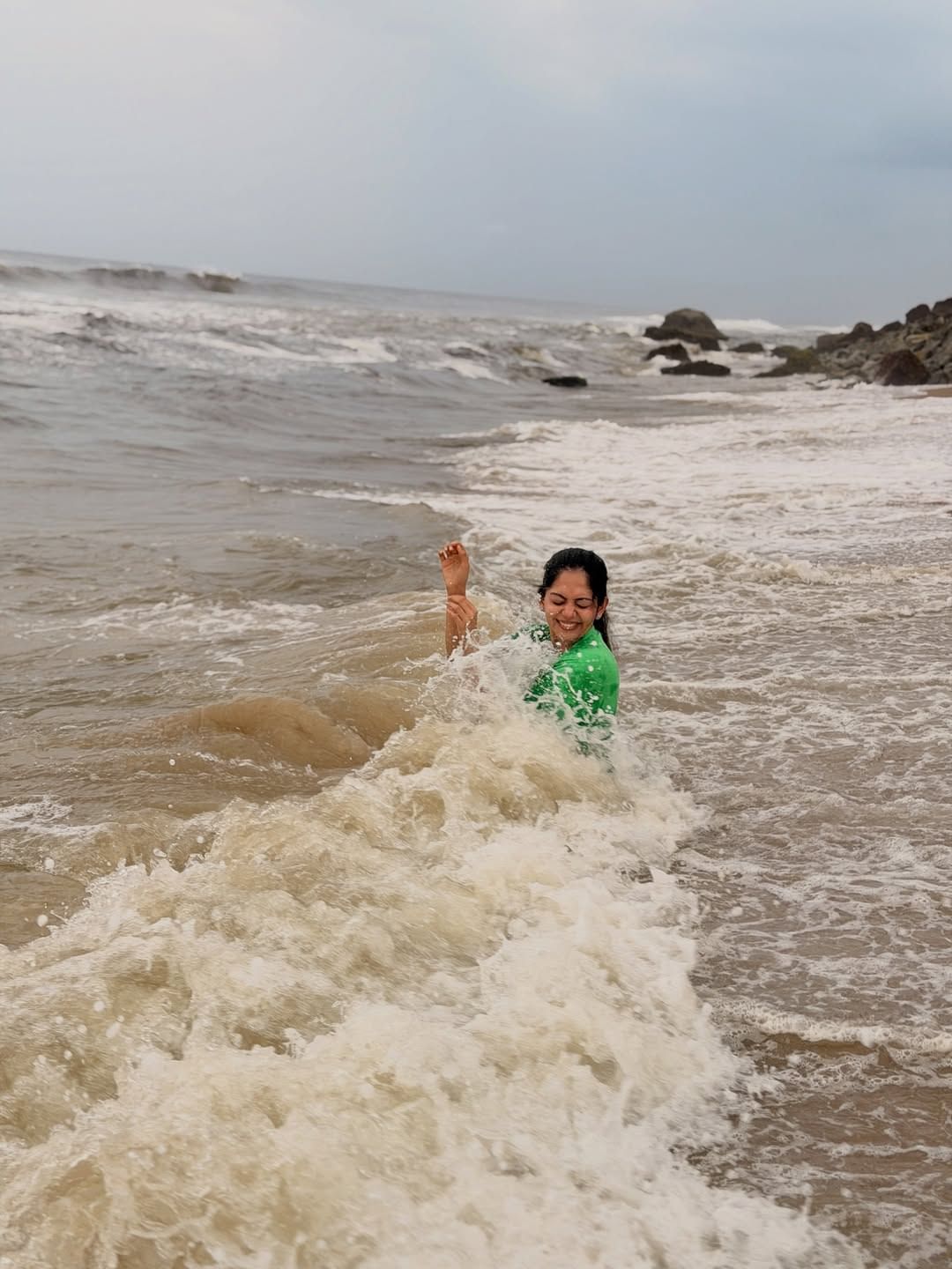 ഇതിനൊപ്പം ഒരു കുറിപ്പും താരം പങ്കുവച്ചിട്ടുണ്ട്.  ആ പാട്ടുമായി ബന്ധപ്പെട്ട രസകരമായ ഓർമയും അഹാന കുറിപ്പിൽ പറയുന്നുണ്ട്.ബീച്ചിലെ ഒരു രസകരമായ ദിവസം എന്ന് പറഞ്ഞാണ് കുറിപ്പ് ആരംഭിക്കുന്നത്. തന്റെ കണ്ണിലും വായിലും ഉപ്പുവെള്ളം കയറിയെന്നും ഒരുപക്ഷേ  ഫോണിലും ഉപ്പുവെള്ളം കയറിയിരിക്കണം. 