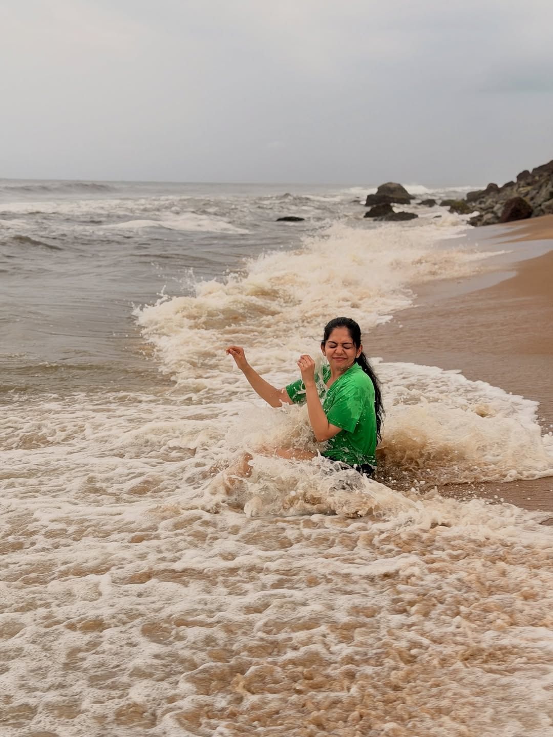 കുറച്ചു ദിവസമായി അതിൽ നിന്ന് എന്തോ  പുറത്തുവരുന്നുണ്ടെന്നാണ് താരം പറയുന്നത്.പോസ്റ്റിനൊപ്പമുള്ള പാട്ടിനെ കുറിച്ച് പറഞ്ഞ താരം കുട്ടിക്കാലത്ത് തനിക്ക് ഈ പാട്ട് വളരെ ഇഷ്ടമായിരുന്നുവെന്നും അന്ന് ഈ പാട്ട് കാണുമ്പോഴെല്ലാം അതിലെ കൊച്ചു പെൺകുട്ടിയായി അഭിനയിക്കാൻ അവസരം ലഭിച്ചിരുന്നെങ്കിൽ എന്ന് ആഗ്രഹിച്ചിരുന്നു.‍ 