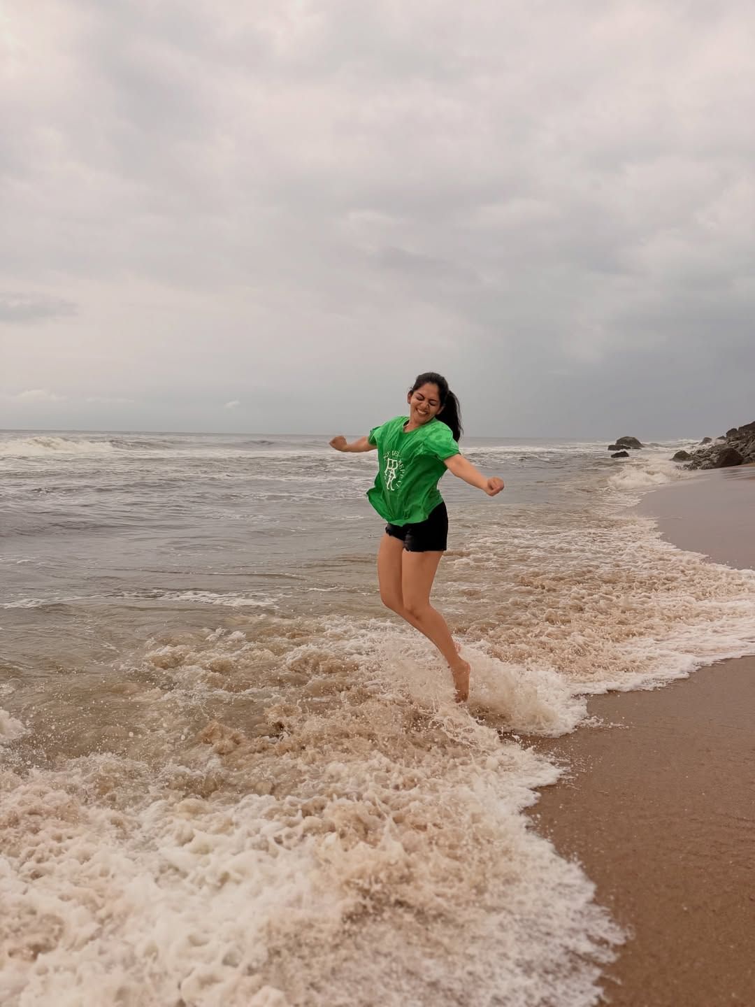 90-കളിൽ ജനിച്ച മറ്റേതെങ്കിലും കുട്ടികൾ ഇതുപോലെ ആഗ്രഹിച്ചിട്ടുണ്ടോ എന്നാണ് അഹാന പോസ്റ്റിനൊപ്പം പങ്കുവച്ച കുറിപ്പിൽ ചോദിക്കുന്നത്.പോസ്റ്റ് നിമിഷ നേരം കൊണ്ടാണ് സോഷ്യൽ മീഡിയയിൽ വൈറലായത്.