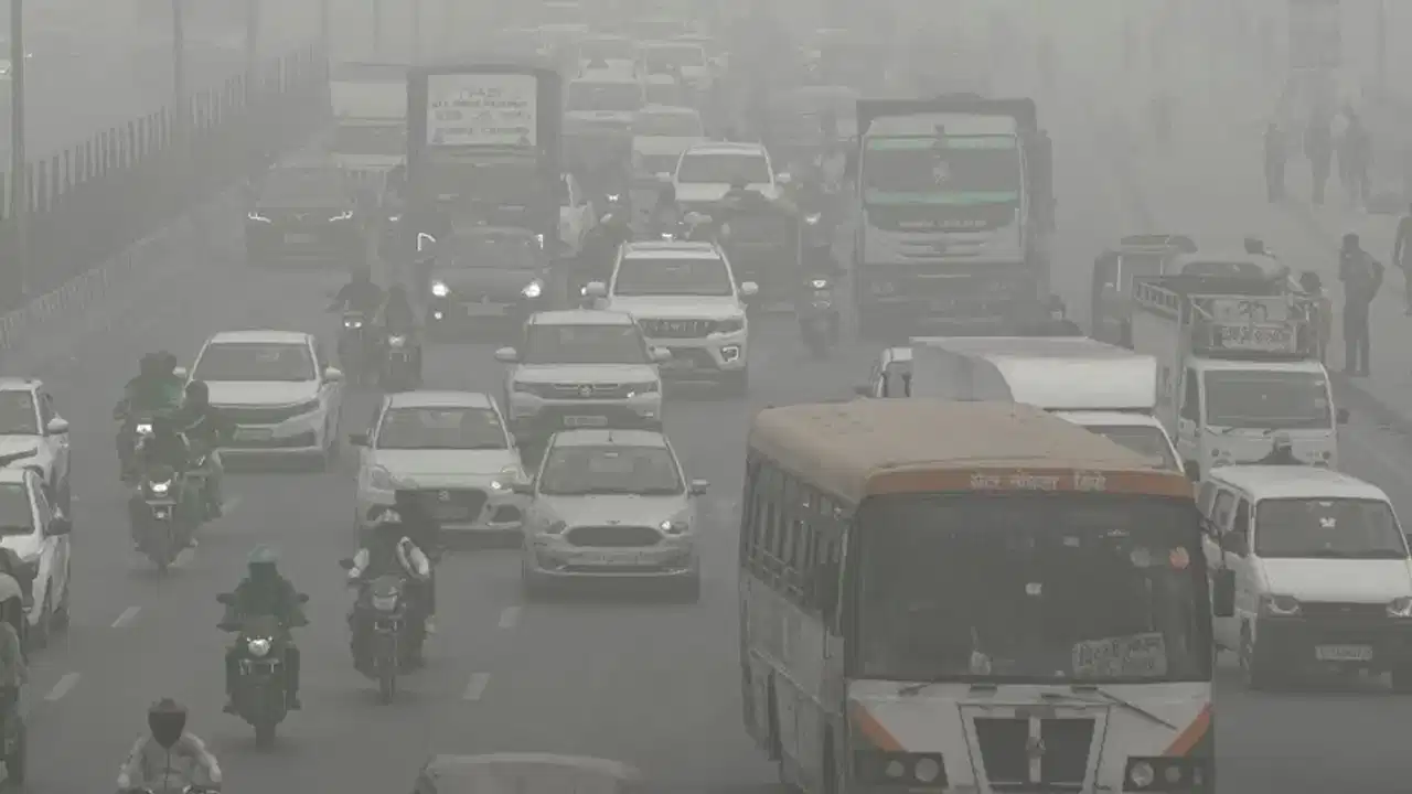 Air Pollution Delhi: നാലാം ദിവസവും ഡൽഹിയെ ശ്വാസം മുട്ടിച്ച് വായുമലിനീകരണം, പരിഹാരം കാണാൻ സർക്കാർ
