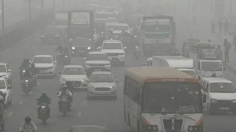 Air Pollution Delhi: നാലാം ദിവസവും ഡൽഹിയെ ശ്വാസം മുട്ടിച്ച് വായുമലിനീകരണം, പരിഹാരം കാണാൻ സർക്കാർ Air Pollution Delhi: നാലാം ദിവസവും ഡൽഹിയെ ശ്വാസം മുട്ടിച്ച് വായുമലിനീകരണം, പരിഹാരം കാണാൻ സർക്കാർ