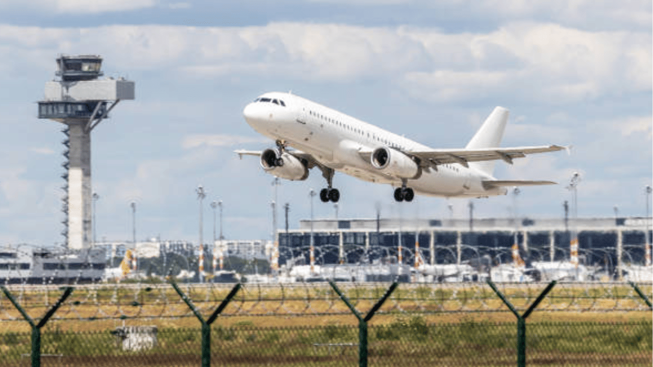Airplanes In White Colour: വിമാനങ്ങൾക്ക് വെള്ള നിറം നൽകുന്നത് വെറുതെയല്ല, കാരണങ്ങൾ പലത്
