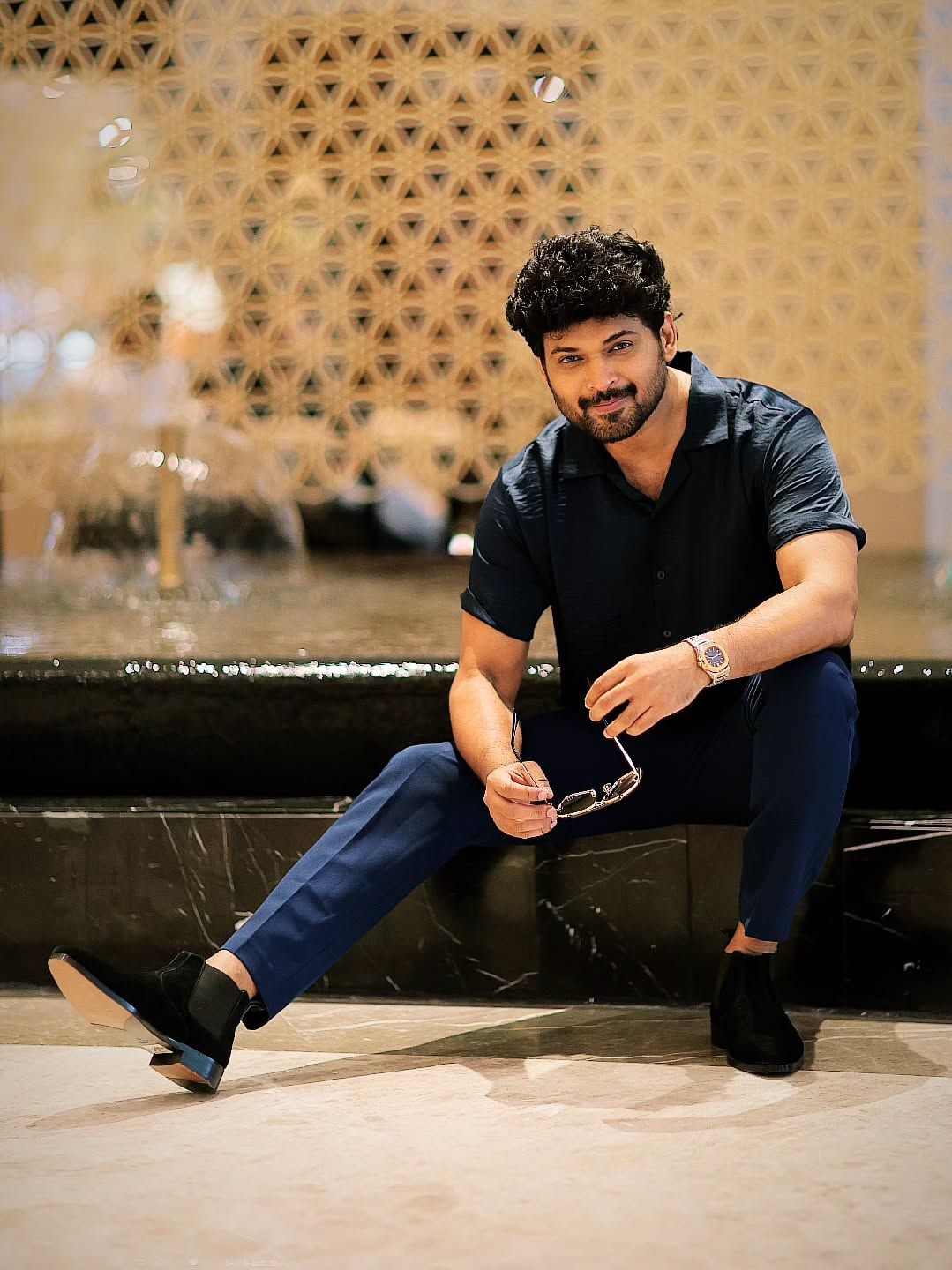 ക്ഷമയും ശാന്തതയുമാണ് തന്റെ ശക്തി എന്ന് പറഞ്ഞാണ് നടന്റെ പോസ്റ്റ്. അവരുടെ പ്രശസ്തിക്കായി തന്റെ പേര് ഉപയോഗിക്കട്ടെയെന്നും നിശബ്ദനായി ഇതെല്ലാം നോക്കി കാണുകയാണെന്നും നടൻ കുറിപ്പിലൂടെ പറയുന്നു.