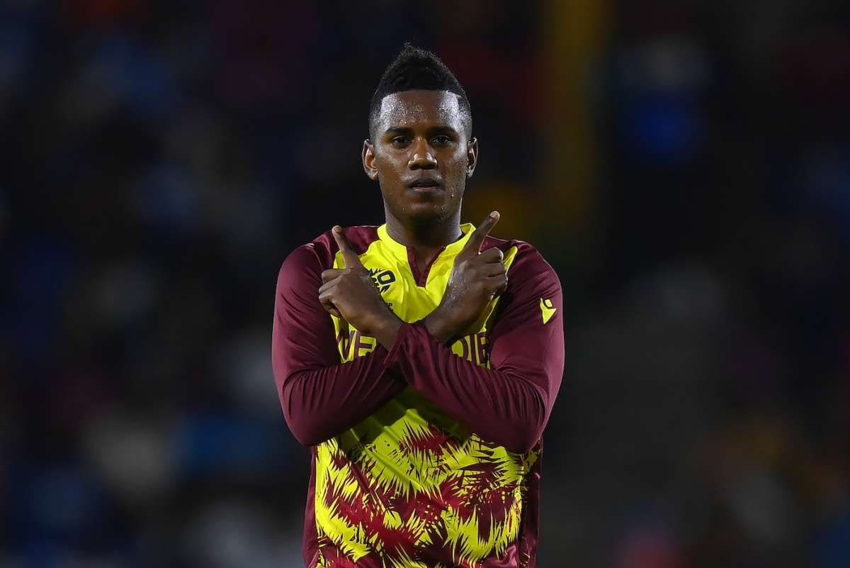 അകീൽ ഹുസൈനും റോസ്റ്റൺ ചേസും ചേർന്നാണ് വെസ്റ്റ് ഇൻഡീസ് ബൗളിംഗ് ഓപ്പൺ ചെയ്തത്. ആറ് റൺസ് നേടിയ സൈഫ് ഹസനെ വീഴ്ത്തി അകീൽ ഹുസൈൻ ഈ തീരുമാനത്തെ സാധൂകരിച്ചു. പിന്നീട്, തുടർച്ചയായ ഇടവേളകളിൽ ബംഗ്ലാദേശിന് വിക്കറ്റ് നഷ്ടമാവുകയായിരുന്നു.