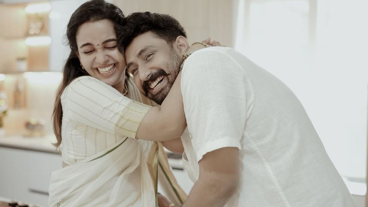 എന്നെങ്കിലും ഒരു വീട് വാങ്ങി പാലുകാച്ചൽ നിർത്തുമ്പോൾ അത് കാണാനായി തന്റെ അച്ഛനും അമ്മയും മറ്റു കുടുംബാംഗങ്ങളും ആരോഗ്യത്തോടെ കൂടെ ഉണ്ടാകണമെന്ന് മാത്രമേ ഉണ്ടായിരുന്നുള്ളൂ. ആ പ്രാർത്ഥന ദൈവം കേട്ടുവെന്നും തന്റെ കുടുംബത്തിന് ആരോഗ്യവും ആയുസ്സും നൽകിയ ദൈവത്തിന് ഒരായിരം നന്ദി. കുന്നിക്കുരുവോളം മാത്രം ജീവിതത്തിലെ ആഗ്രഹങ്ങൾ ഉണ്ടായിരുന്ന തനിക്ക് കുന്നോളം ഉയർത്തിയ ദൈവത്തോട് മാത്രമാണ് എന്നും തീർത്താൽ തീരാത്ത കടപ്പാട്. (Photo: Instagram)