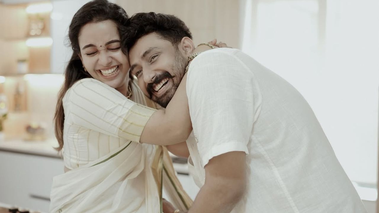 എന്നെങ്കിലും ഒരു വീട് വാങ്ങി പാലുകാച്ചൽ നിർത്തുമ്പോൾ അത് കാണാനായി തന്റെ അച്ഛനും അമ്മയും മറ്റു കുടുംബാംഗങ്ങളും ആരോഗ്യത്തോടെ കൂടെ ഉണ്ടാകണമെന്ന് മാത്രമേ ഉണ്ടായിരുന്നുള്ളൂ. ആ പ്രാർത്ഥന ദൈവം കേട്ടുവെന്നും തന്റെ കുടുംബത്തിന് ആരോഗ്യവും ആയുസ്സും നൽകിയ ദൈവത്തിന് ഒരായിരം നന്ദി. കുന്നിക്കുരുവോളം മാത്രം ജീവിതത്തിലെ ആഗ്രഹങ്ങൾ ഉണ്ടായിരുന്ന തനിക്ക് കുന്നോളം ഉയർത്തിയ ദൈവത്തോട് മാത്രമാണ് എന്നും തീർത്താൽ തീരാത്ത കടപ്പാട്. (Photo: Instagram)