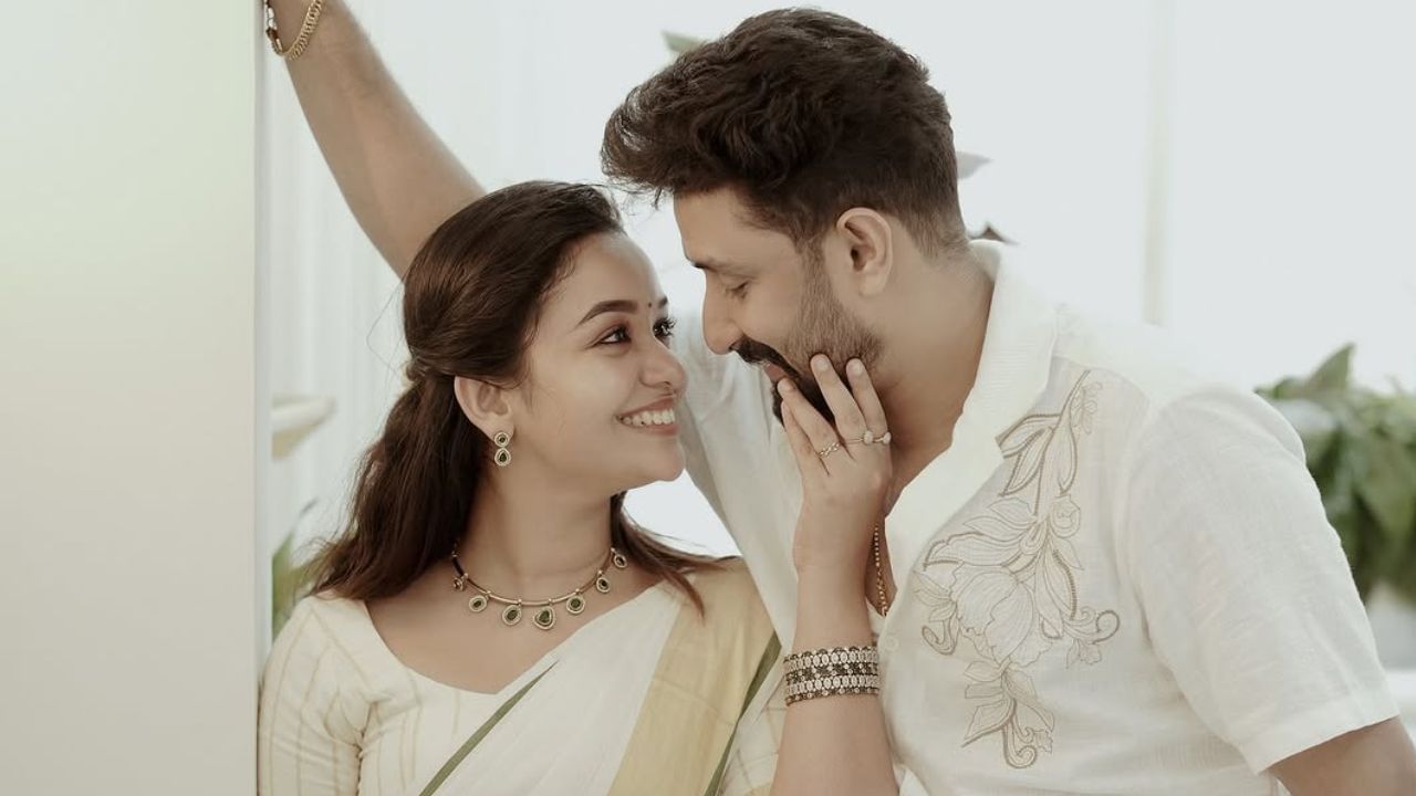 മറ്റൊന്നുമല്ല ഏതൊരു വ്യക്തിയും ആഗ്രഹിക്കുന്നതുപോലെ സ്വന്തമായി ഒരു വീട് എന്ന സ്വപ്നം ആലിസ് യാഥാർത്ഥ്യമാക്കിയിരിക്കുകയാണ്. ജീവിതത്തിൽ ഒരുപാട് സന്തോഷവും അഭിമാനവും ദൈവത്തോട് നന്ദിയും തോന്നിയ ദിവസമാണെന്നാണ് തന്റെ പാലുകാച്ചൽ ദിവസത്തെ ആലീസ് കുറിച്ചത്. തന്റെ വീടിന്റെ പാലുകാച്ചൽ ദിവസം ഒരിക്കലും മറക്കാൻ പറ്റാത്ത നിമിഷങ്ങളാണ് താൻ നിങ്ങൾക്ക് മുന്നിൽ ഇവിടെ കാണിക്കുന്നത്. (Photo: Instagram)