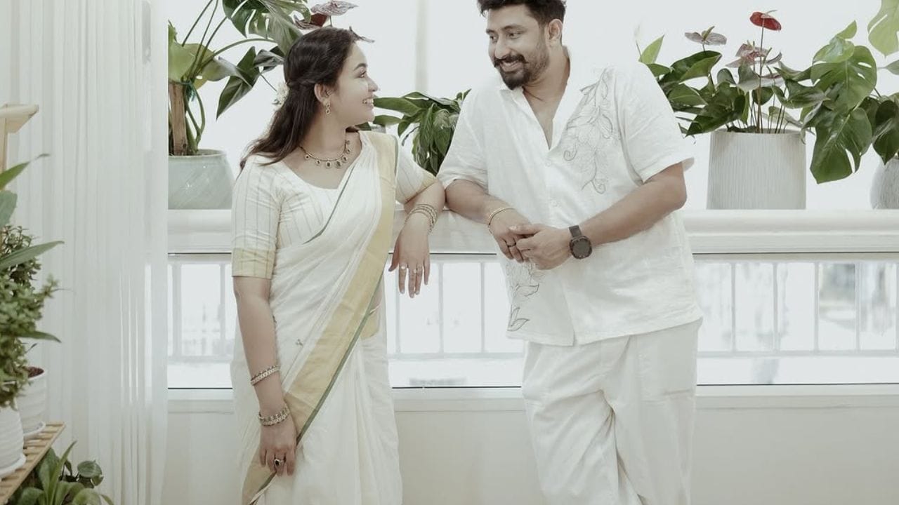 നിമിഷം നേരം കൊണ്ടാണ് ആലീസ് പങ്കുവെക്കുന്ന വീഡിയോകൾ എല്ലാം ആരാധകർ ഏറ്റെടുക്കാറുള്ളത്. അത്തരത്തിൽ ആലിസ് തന്റെ ജീവിതത്തിലെ മറ്റൊരു വലിയ വിശേഷം ആരാധകരുമായി പങ്കുവെച്ചിരിക്കുകയാണ്. ആ സന്തോഷത്തിന്റെ ചിത്രങ്ങളെല്ലാം താരത്തിന്റെ സോഷ്യൽ മീഡിയ പ്ലാറ്റ്ഫോമുകളിൽ ഇപ്പോൾ ട്രെന്റിങ് ആയിക്കൊണ്ടിരിക്കുകയാണ്. (Photo: Instagram)